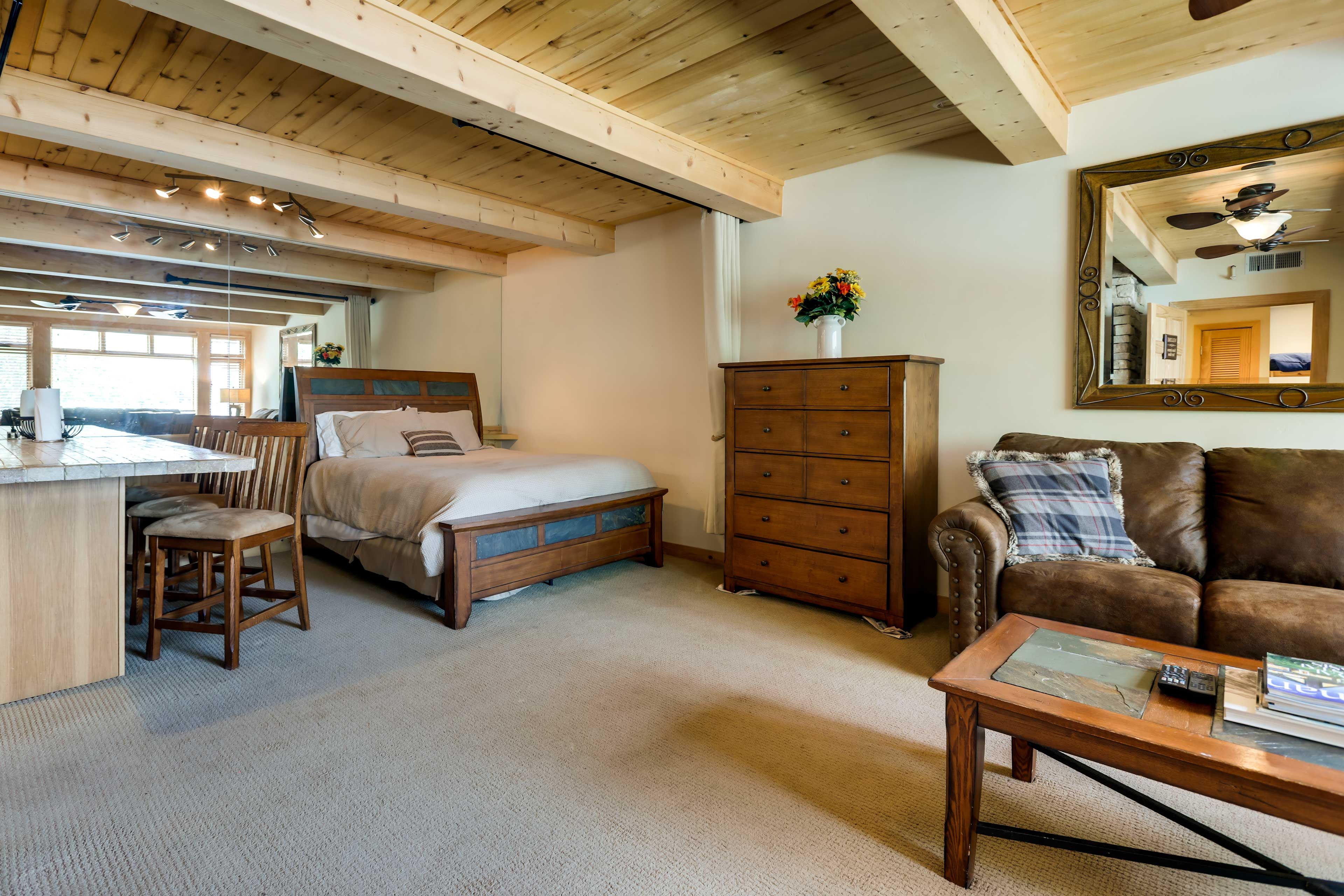 Studio | Queen Bed