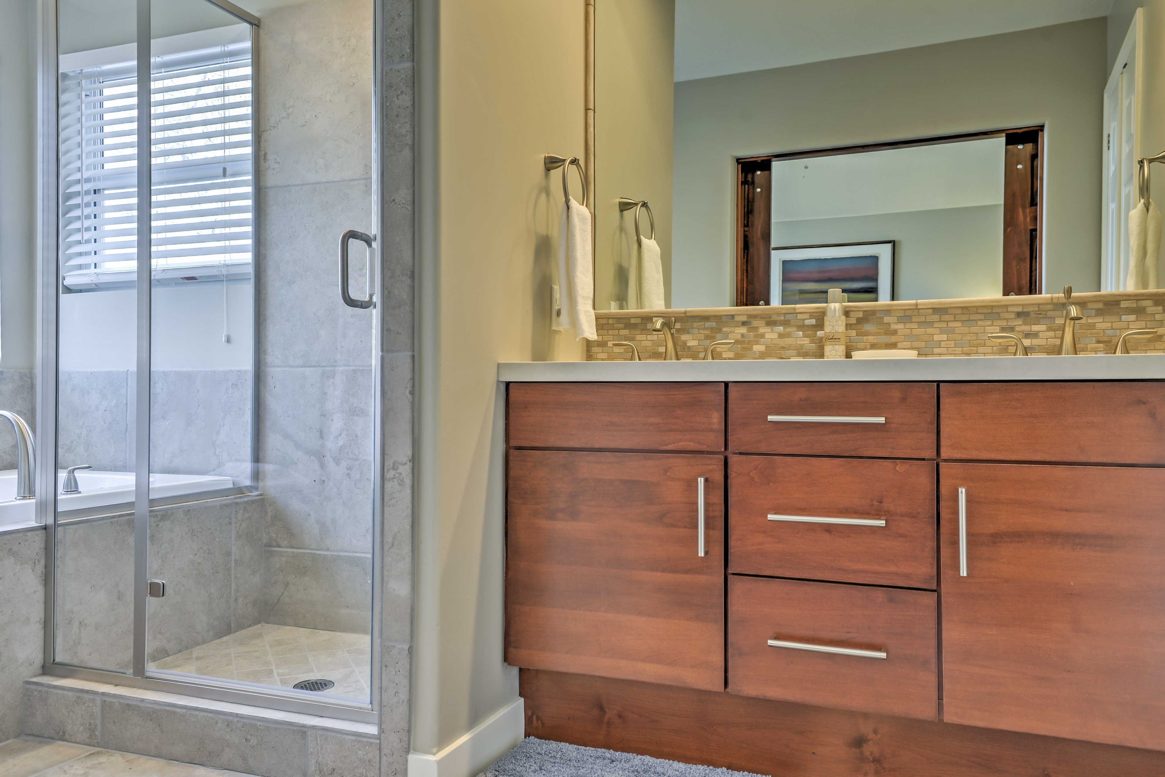 En-Suite Bathroom | Soaking Tub | Complimentary Toiletries | Upper Level