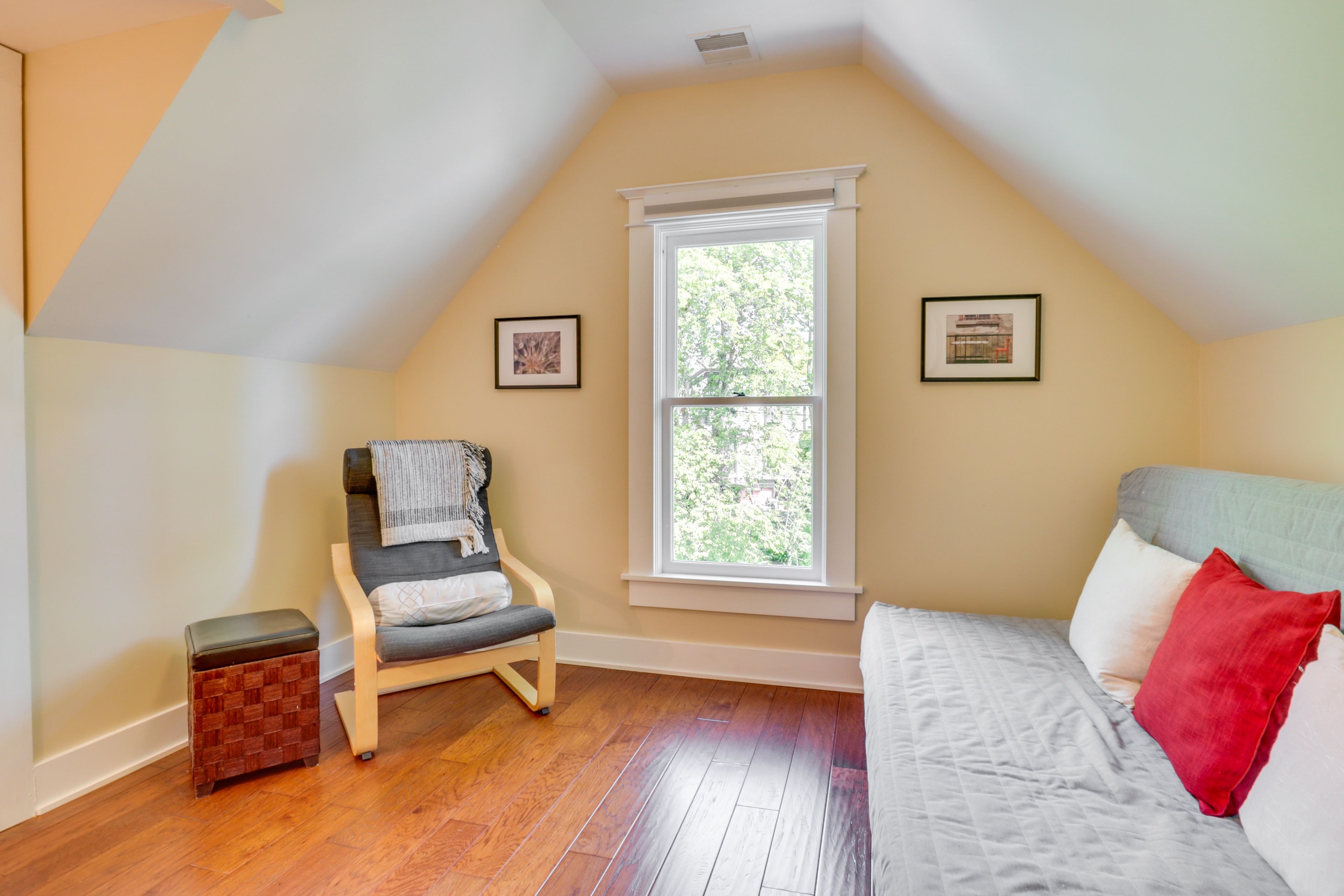 Den | 2nd Story | Queen Futon
