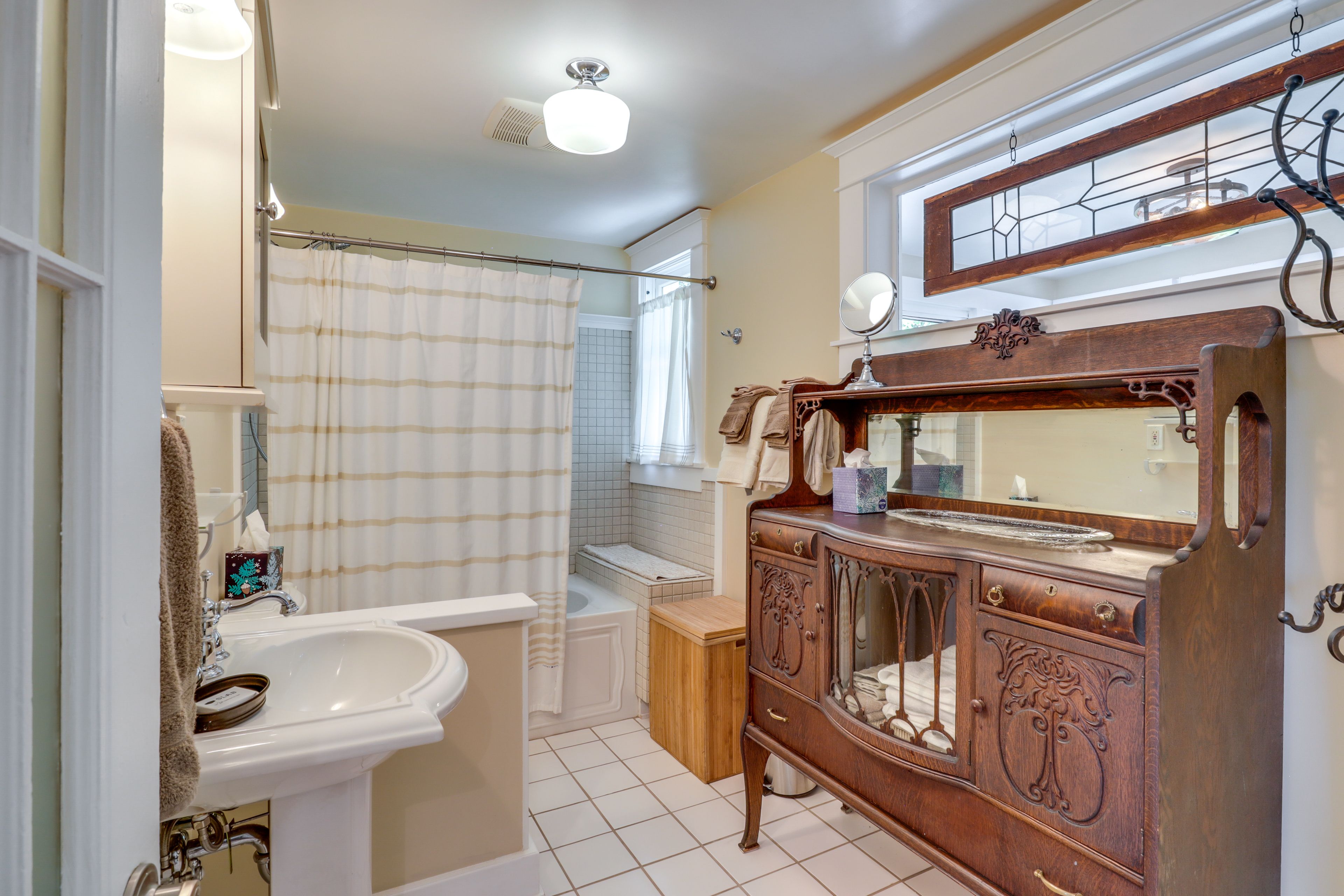 Full Bathroom | Shower/Tub Combo | Towels Provided