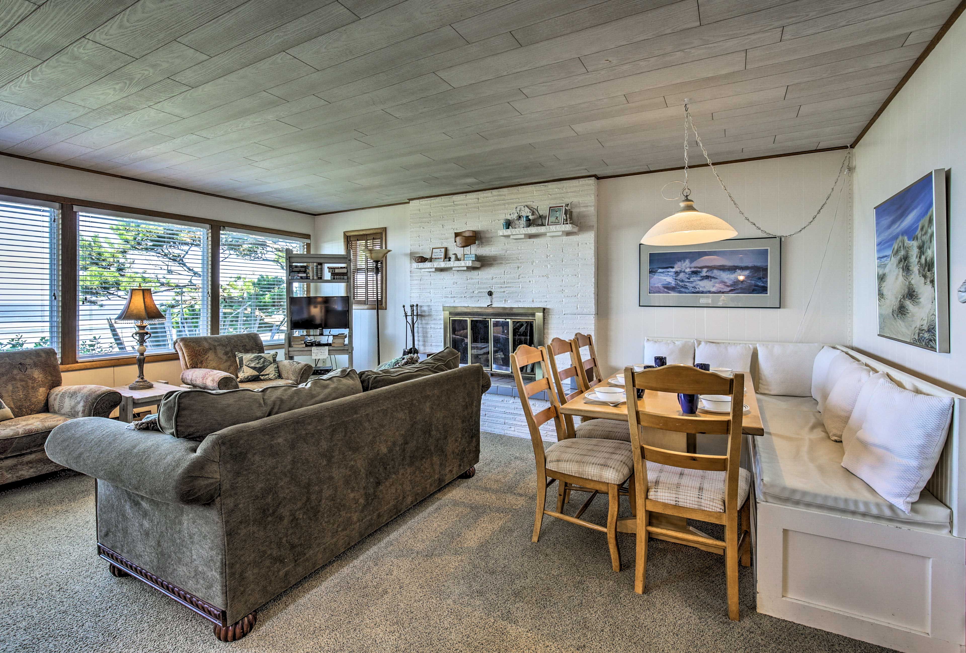 Living Room | Flat-Screen Cable TV | Decorative Fireplace Only | 1st Floor