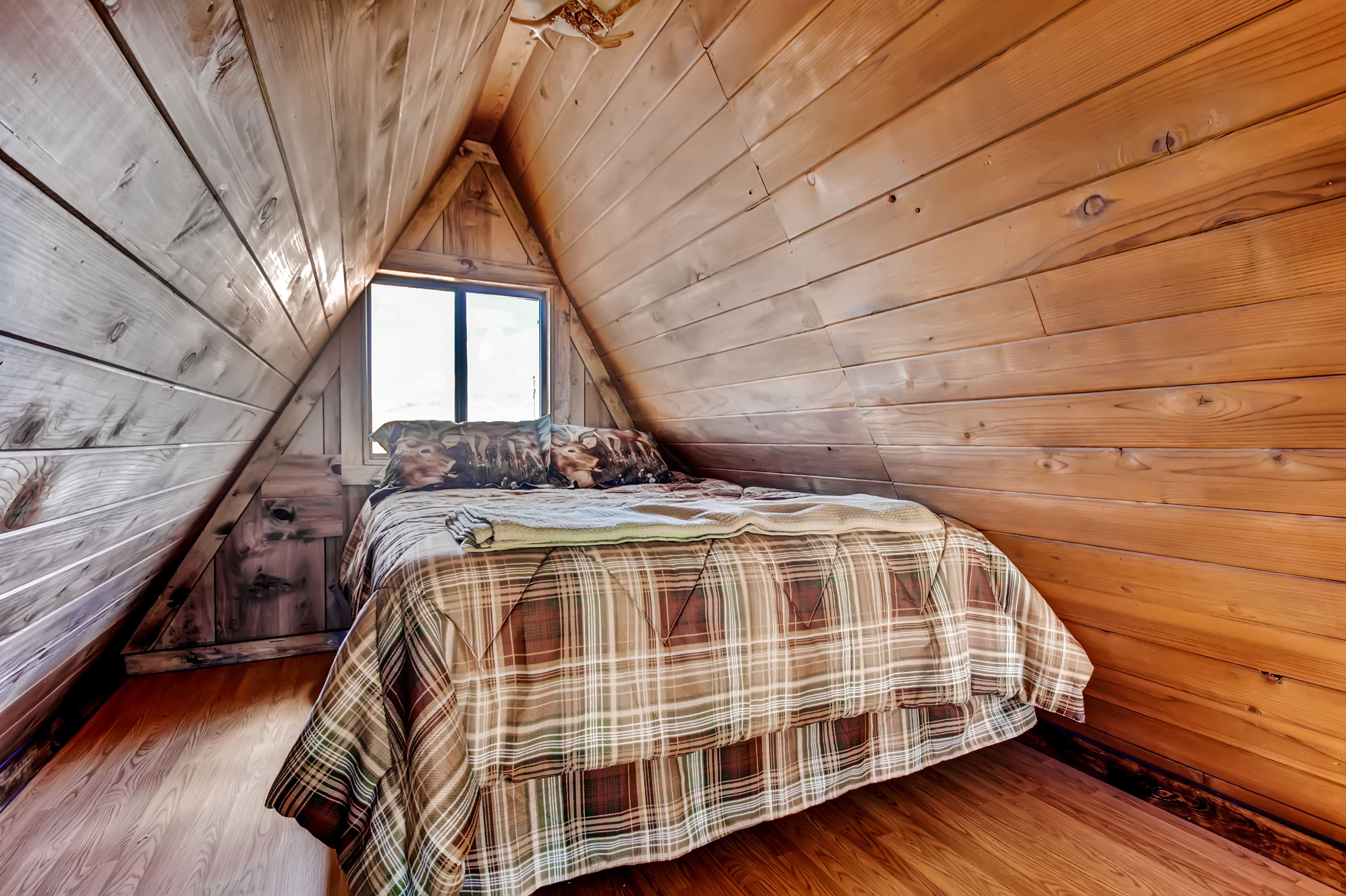 Bedroom (Loft) | Queen Bed | 2nd Floor | Steps Required