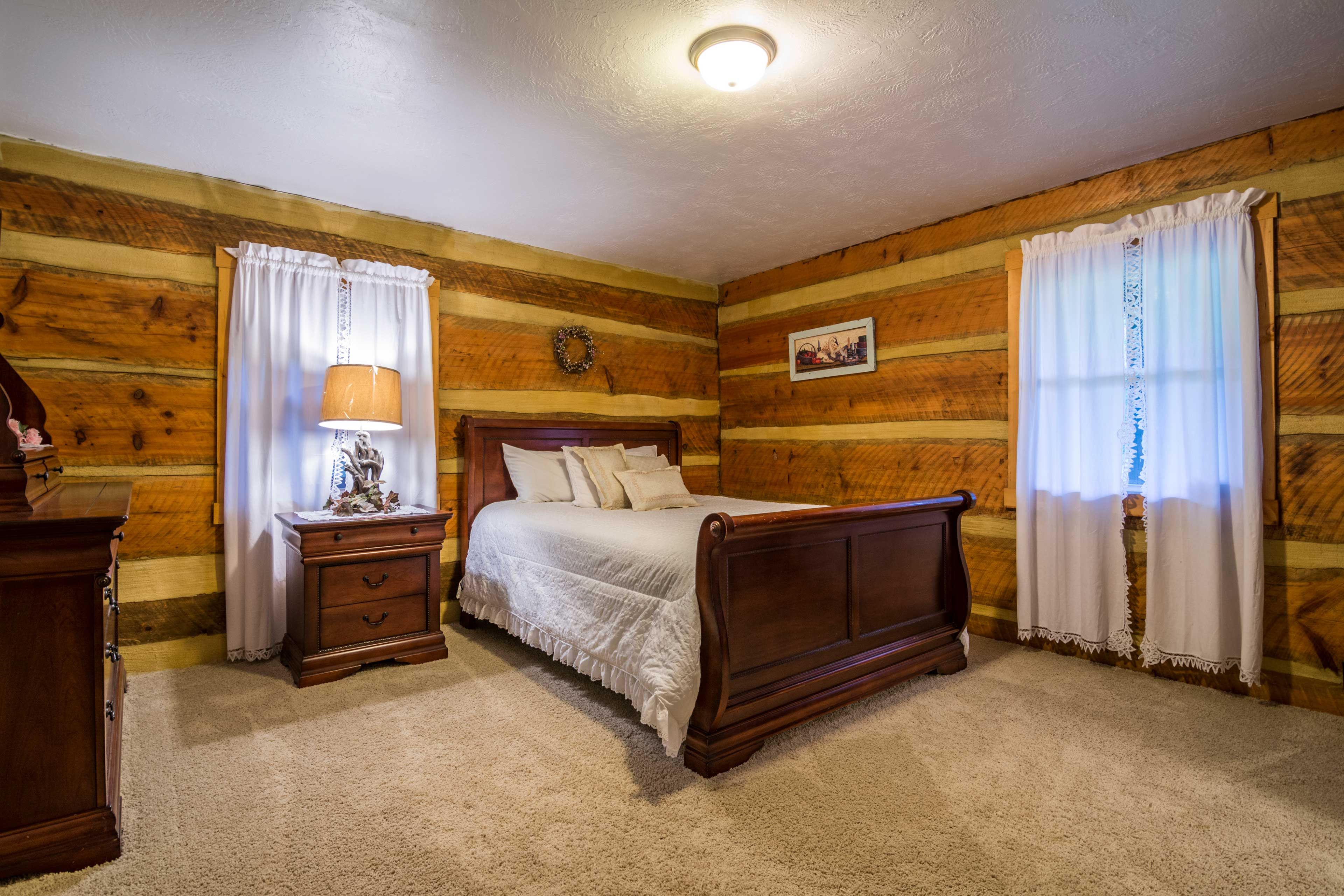 Bedroom 1 | Queen Bed