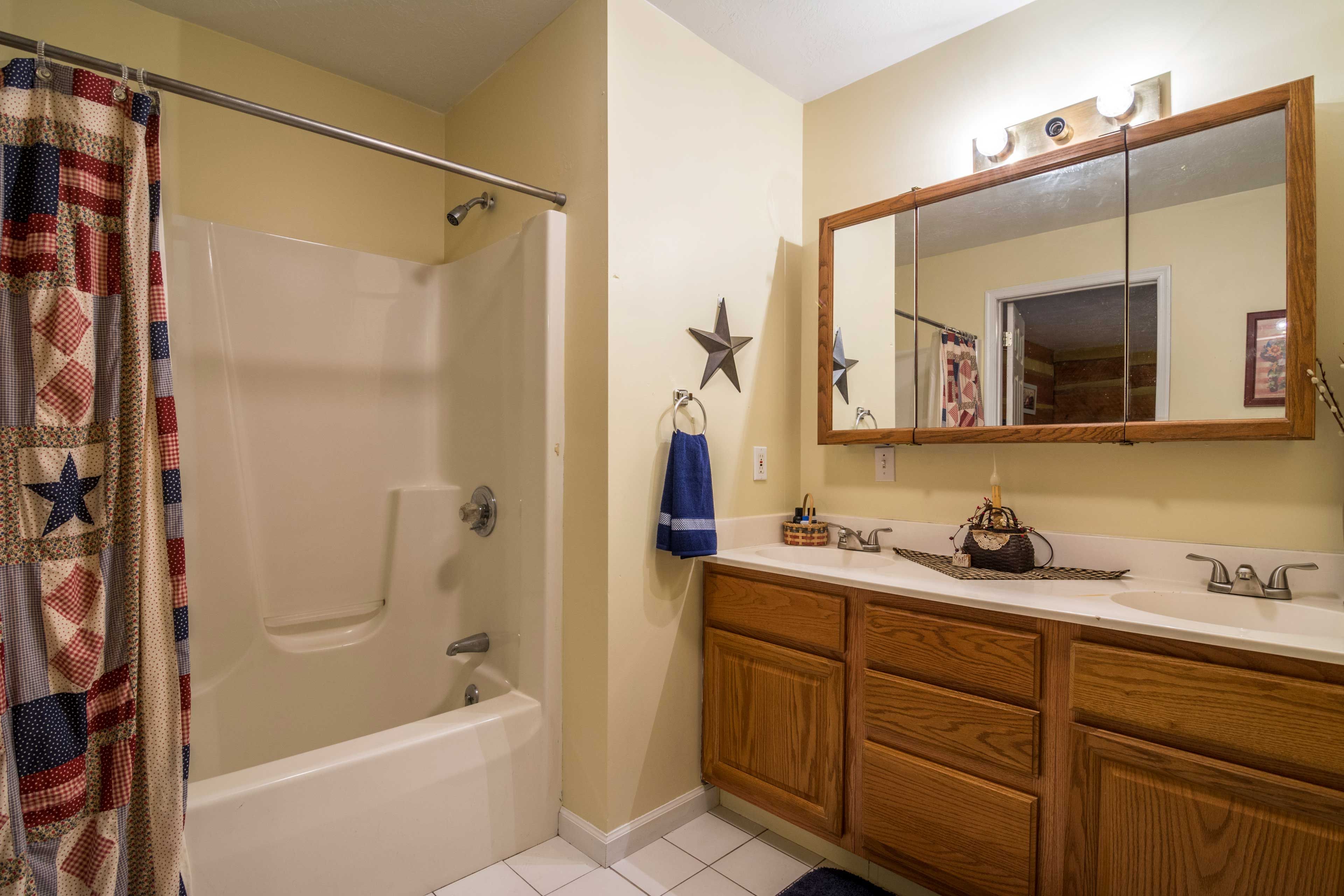 Bathroom 1 | Shower/Tub Combo