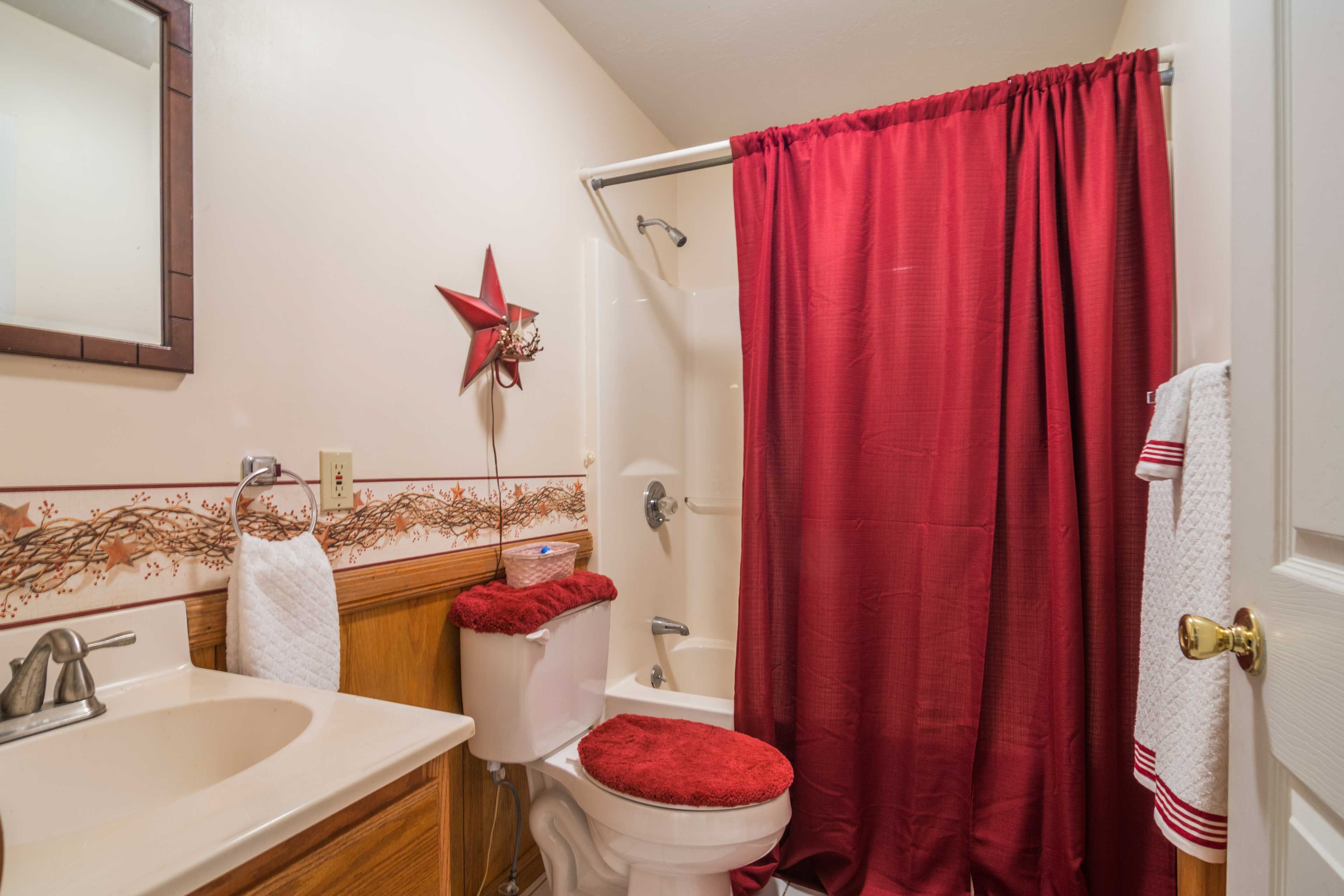 Bathroom 2 | Shower/Tub Combo | Towels Provided