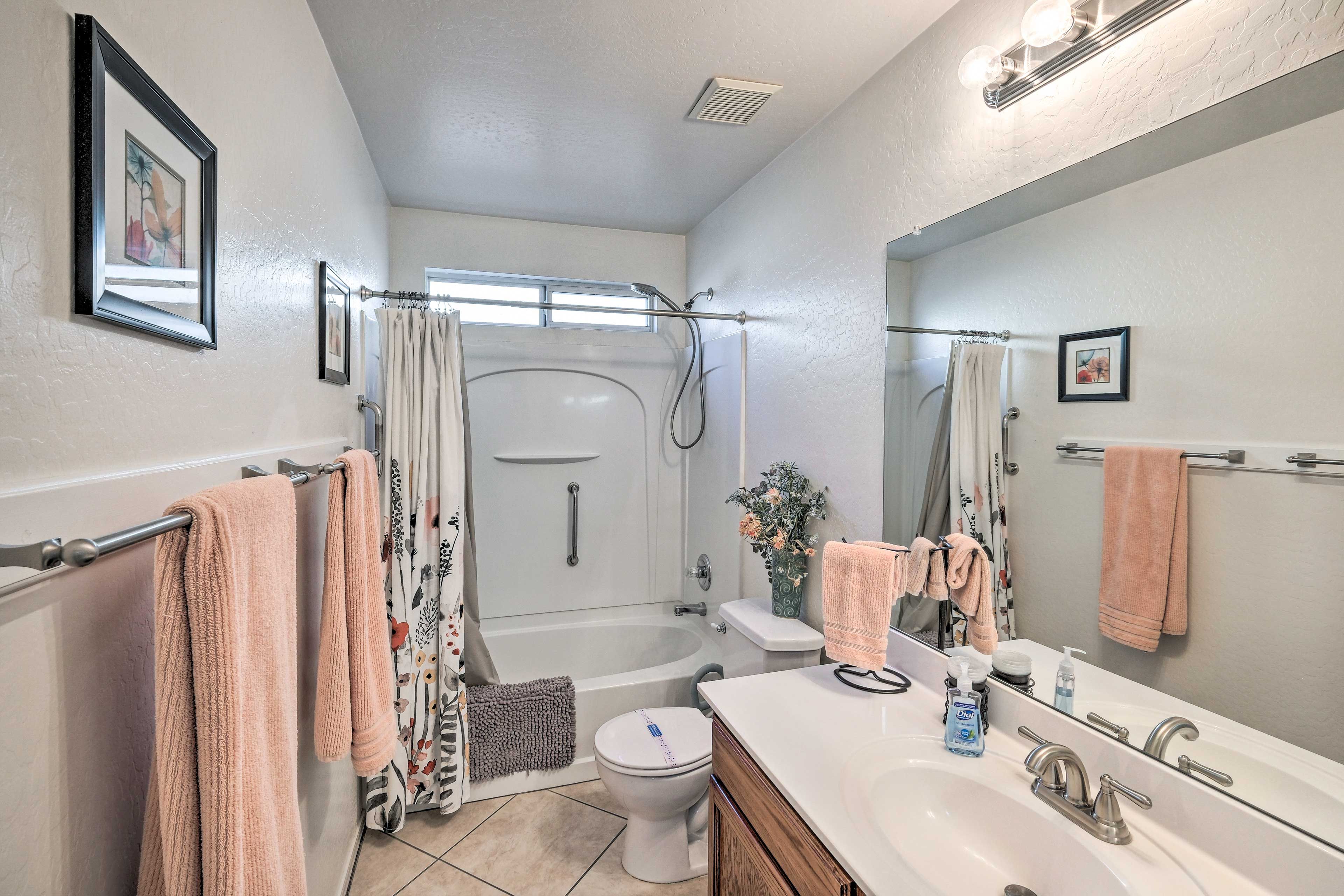 Full Bathroom | Towels Provided