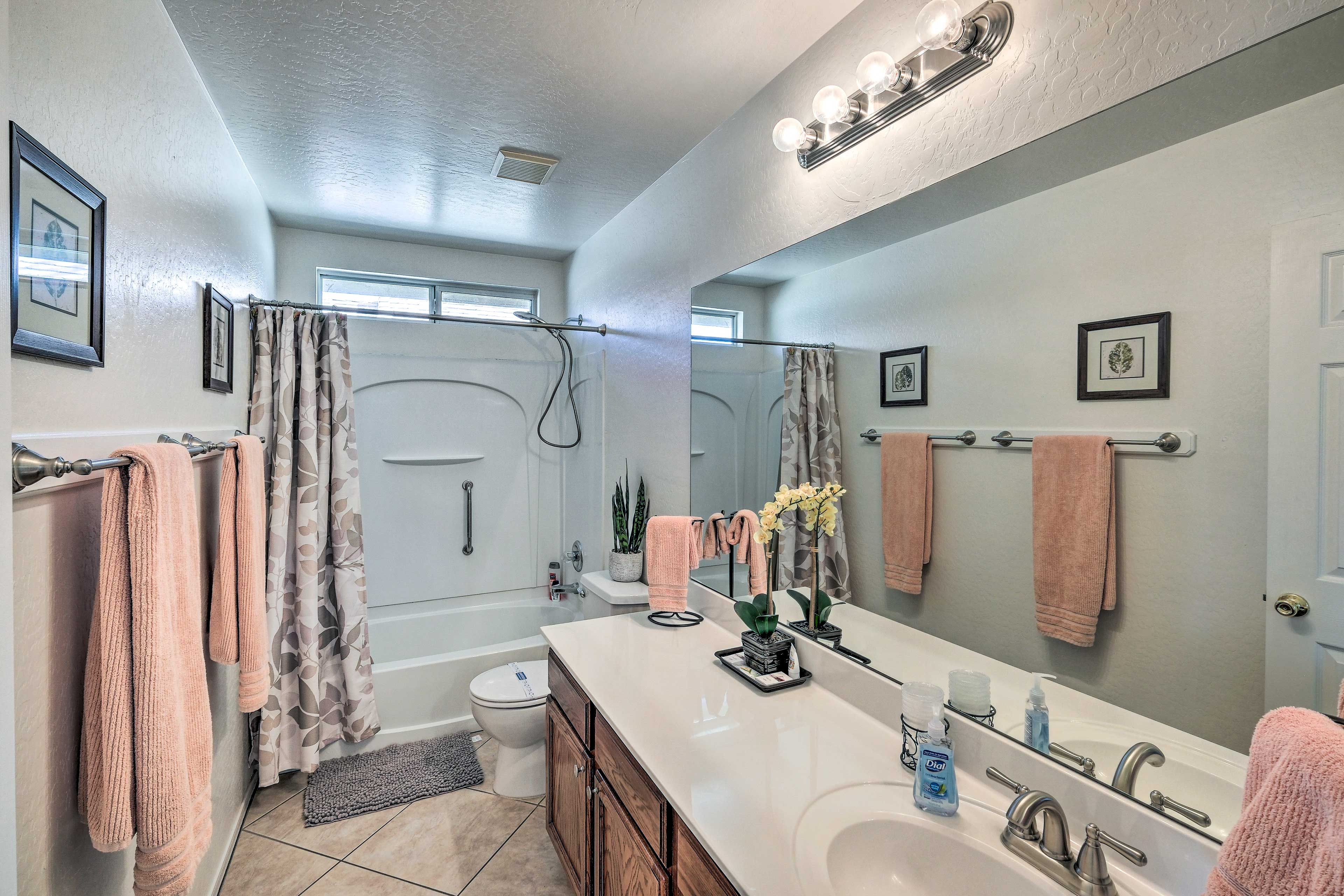 Full Bathroom | Towels Provided
