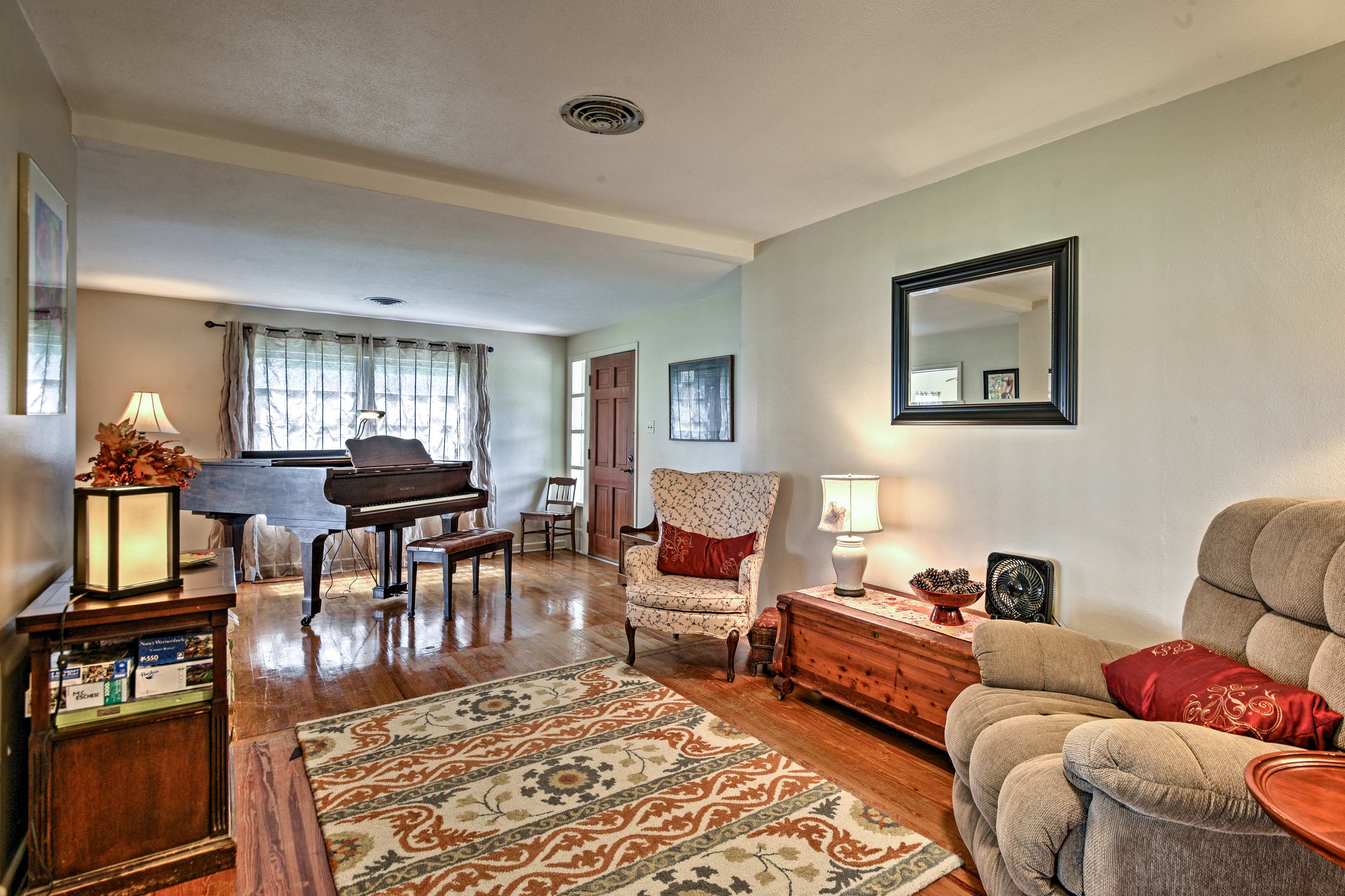 Sitting Room | Grand Piano | Free WiFi