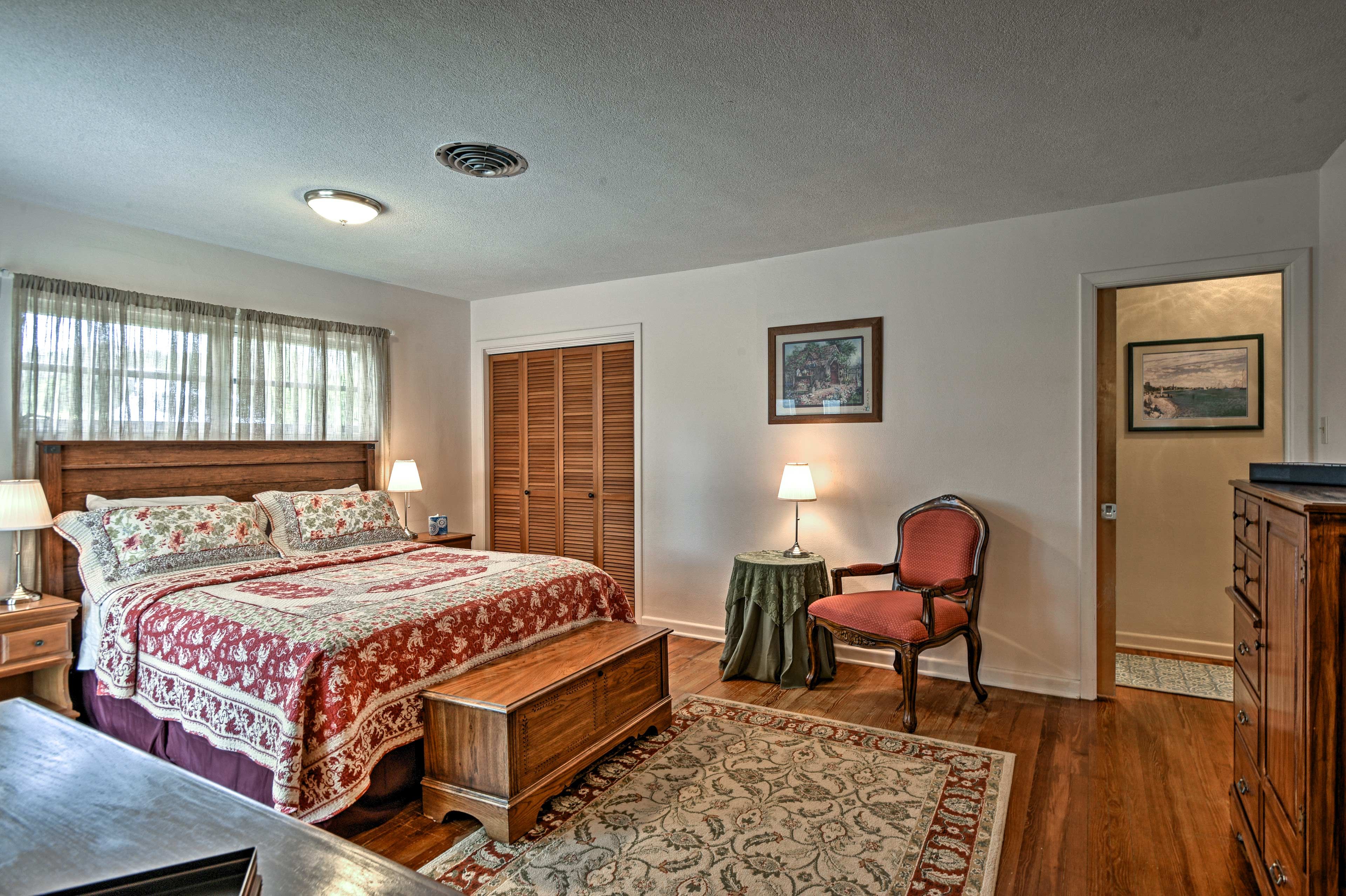 Master Bedroom | 1st Floor | Queen Bed