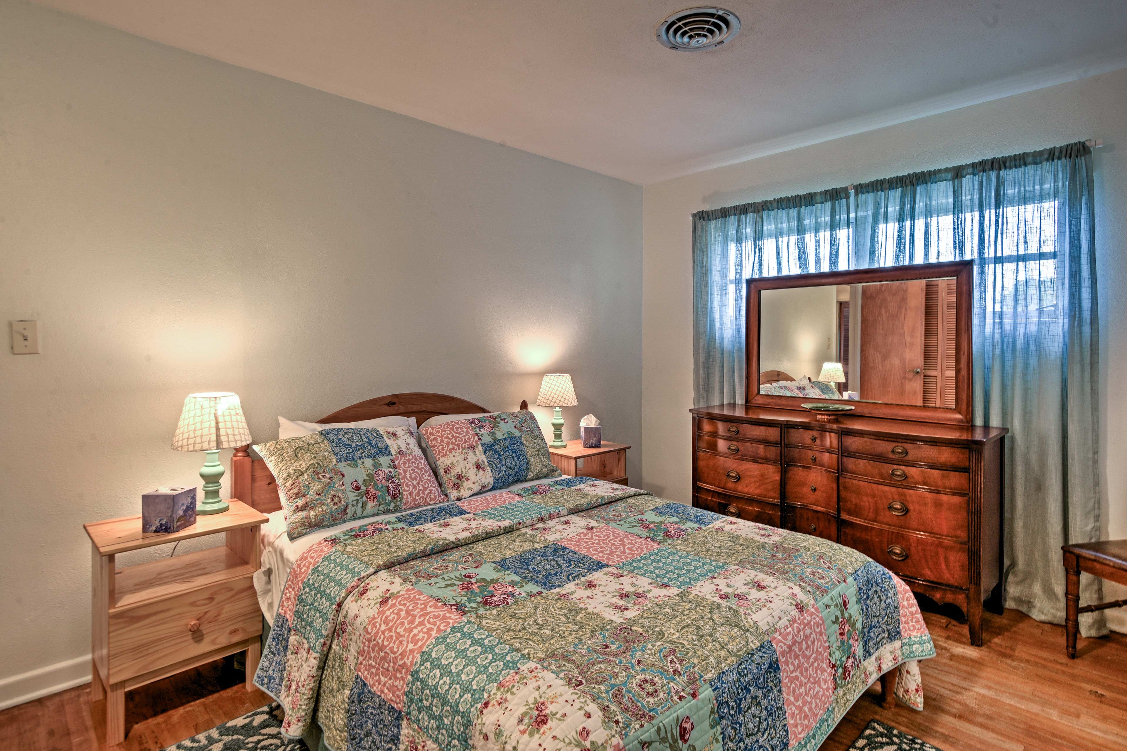 Bedroom 2 | 1st Floor | Queen Bed