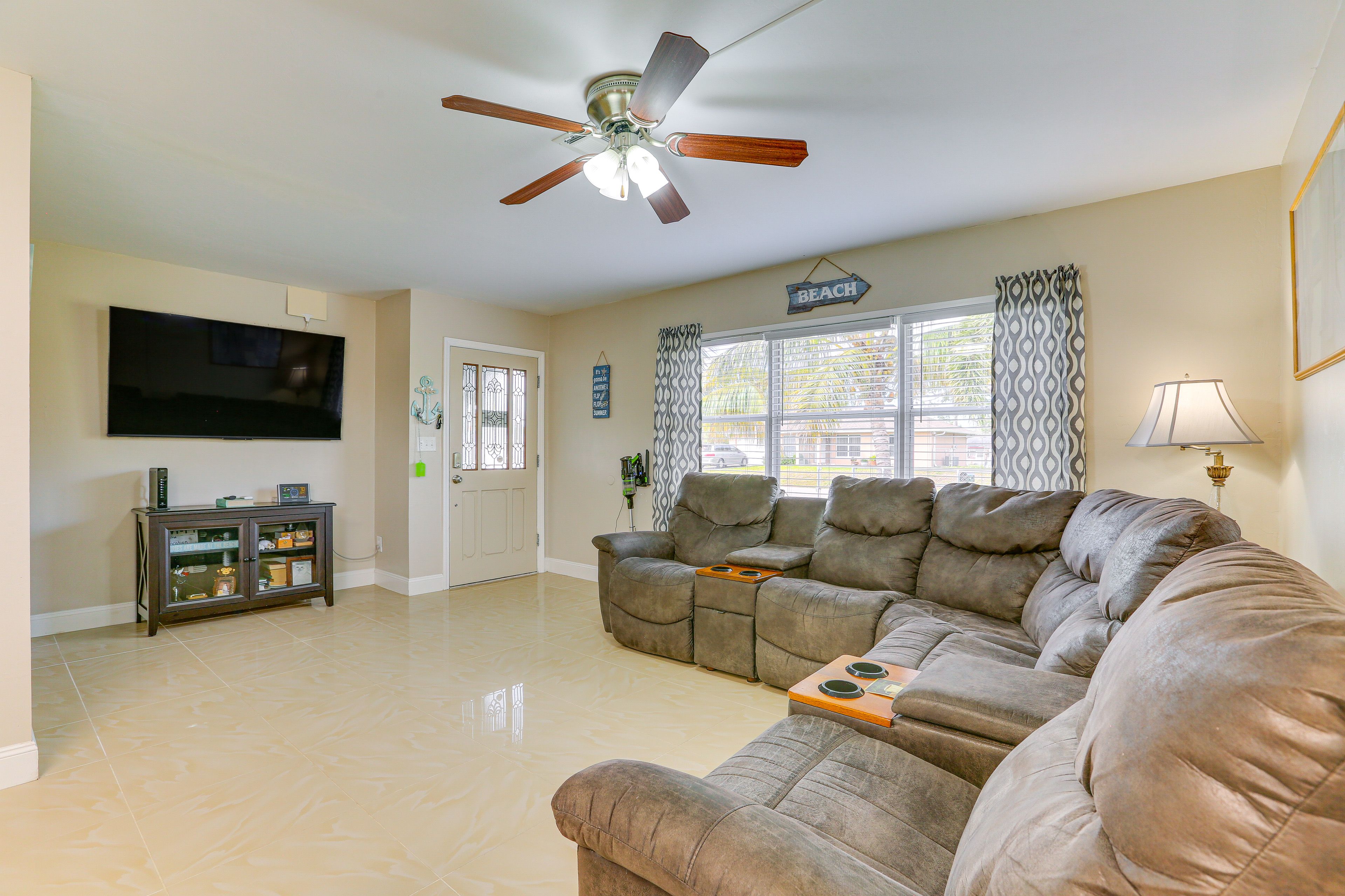 Living Room | Free WiFi | Smart TV | A/C & Heat