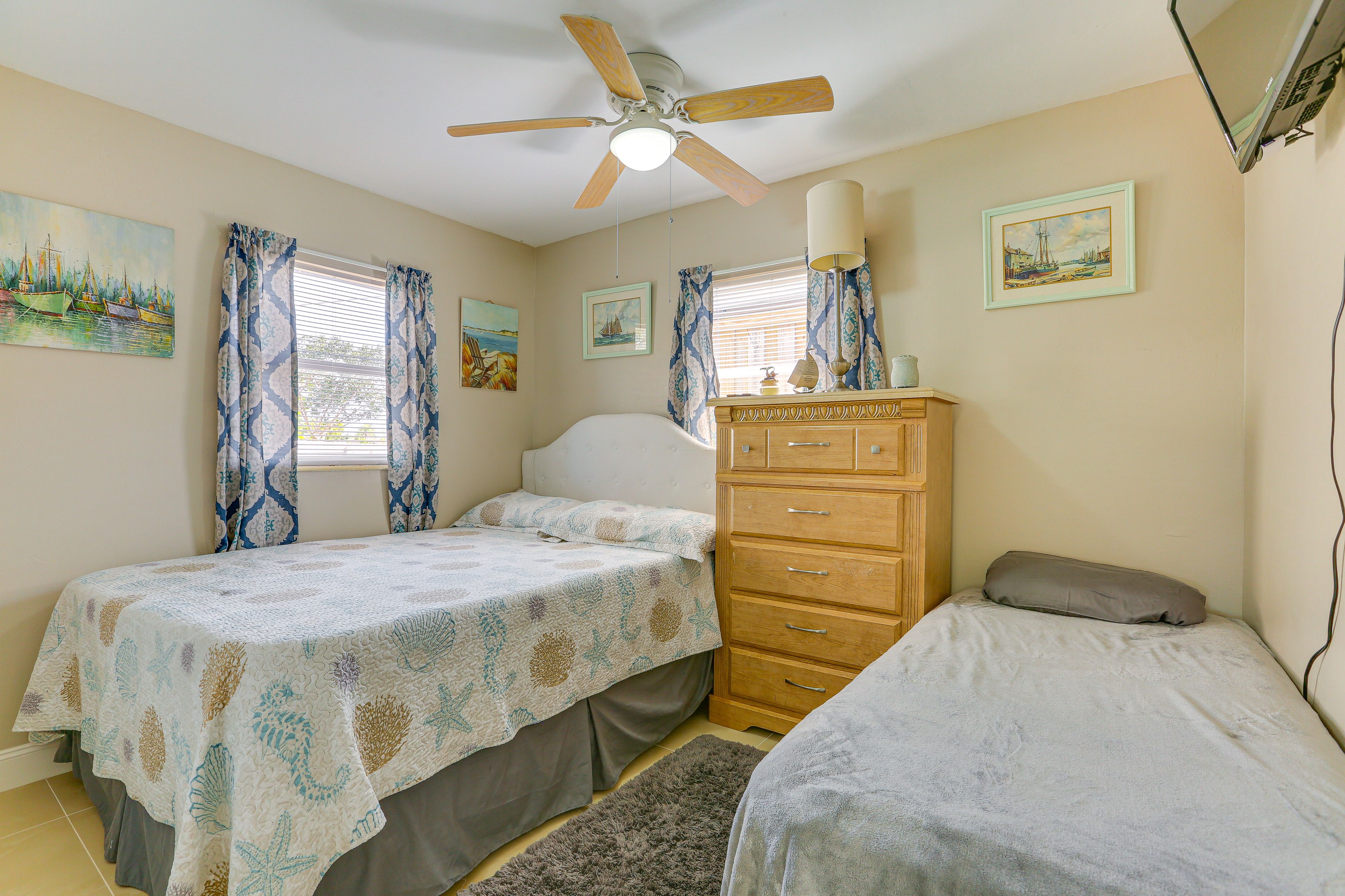 Bedroom 2 | Queen Bed | Twin Bed