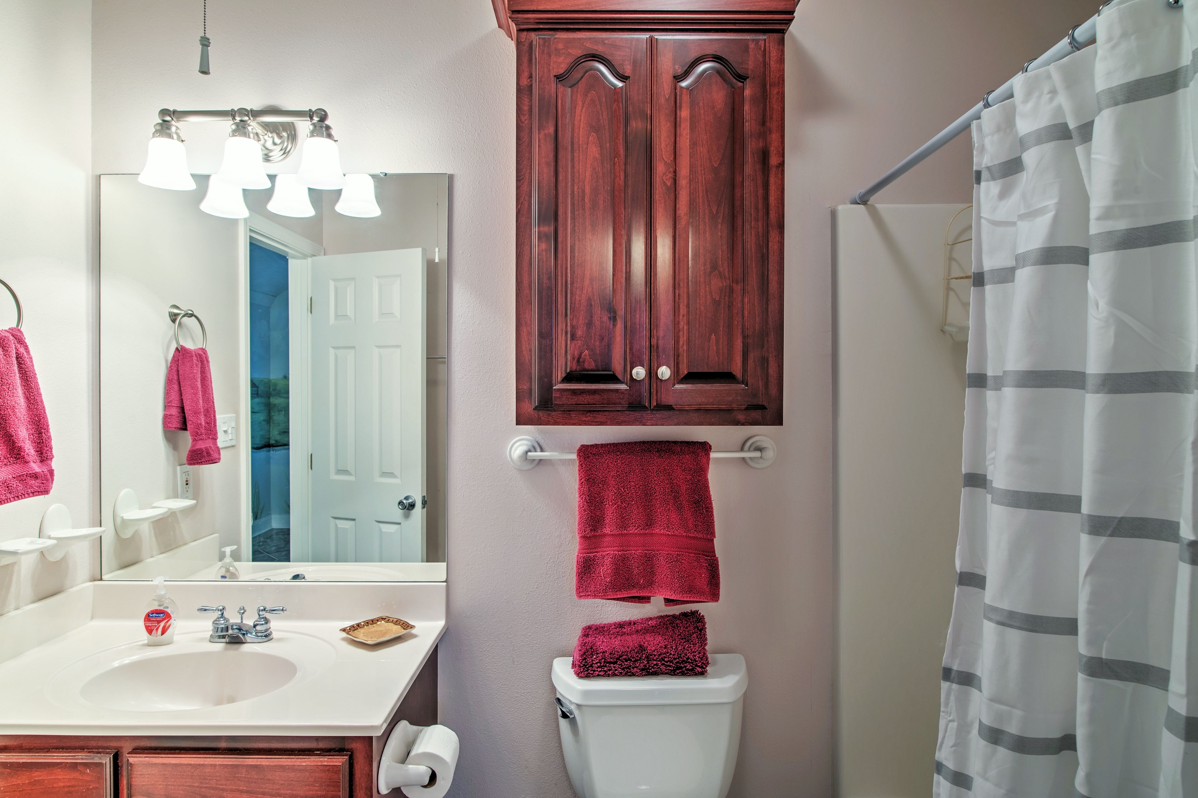 Full Bathroom | Towels Provided