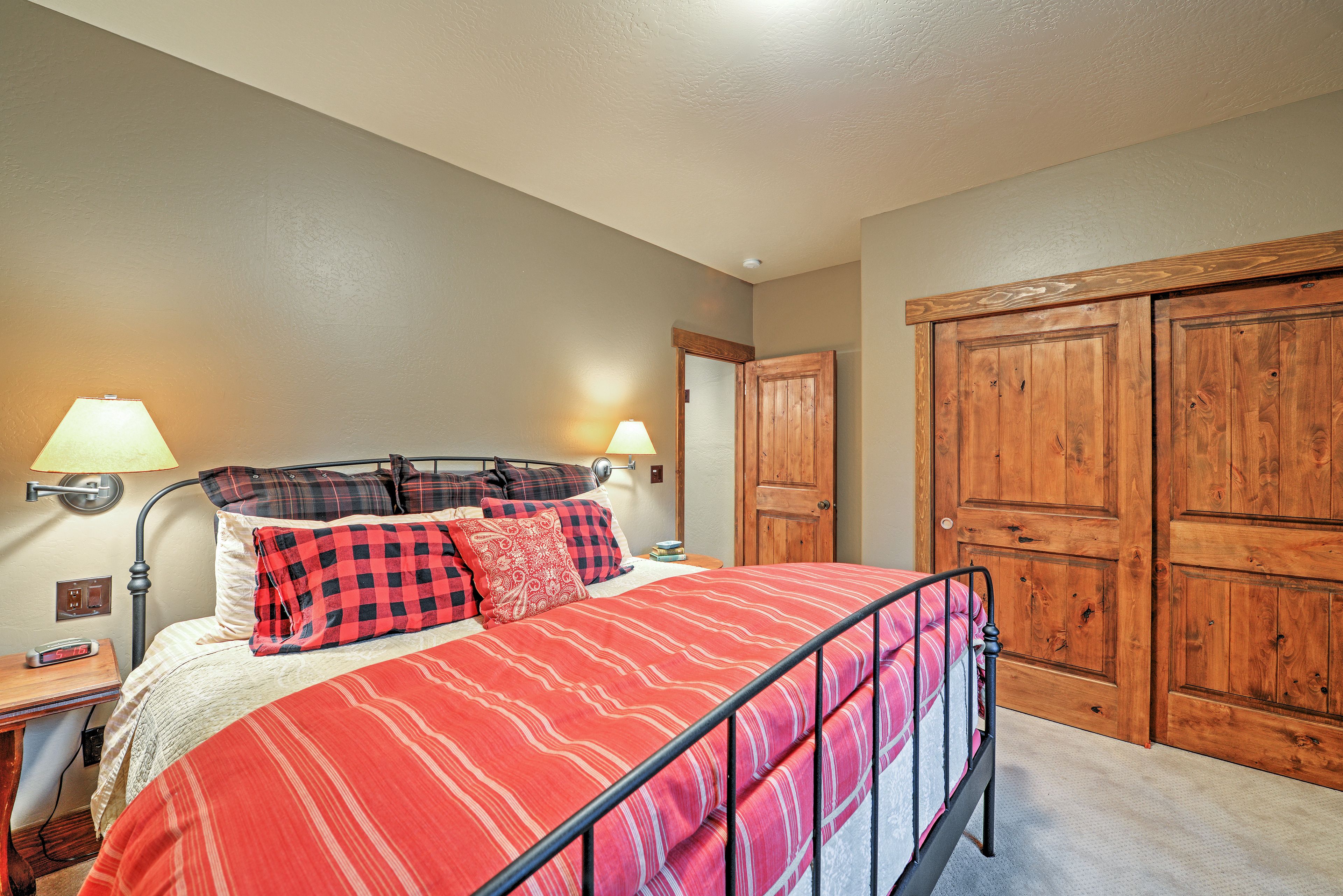 Bedroom 1 | King Bed