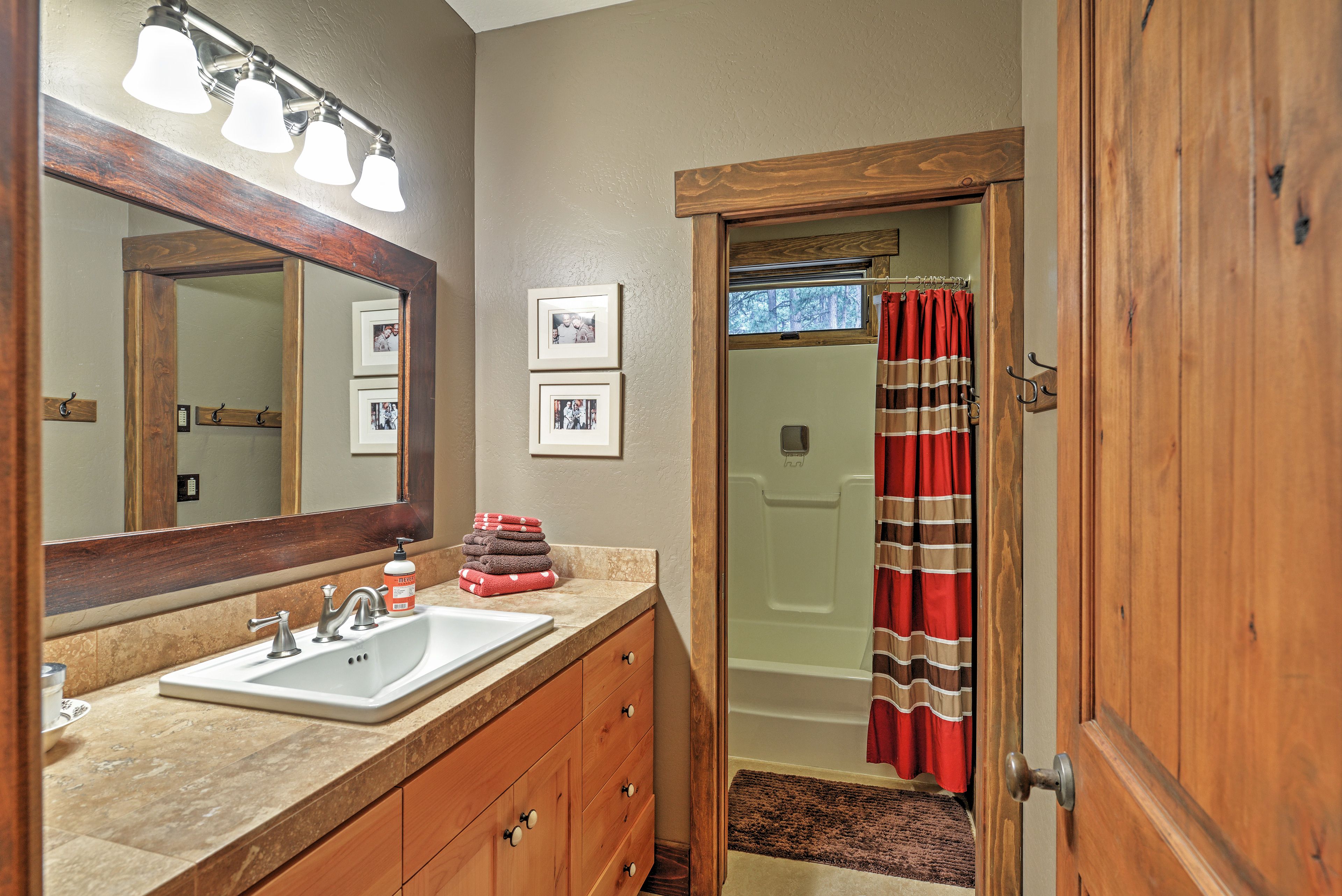 Full Bathroom | Shower/Tub Combo | Towels Provided