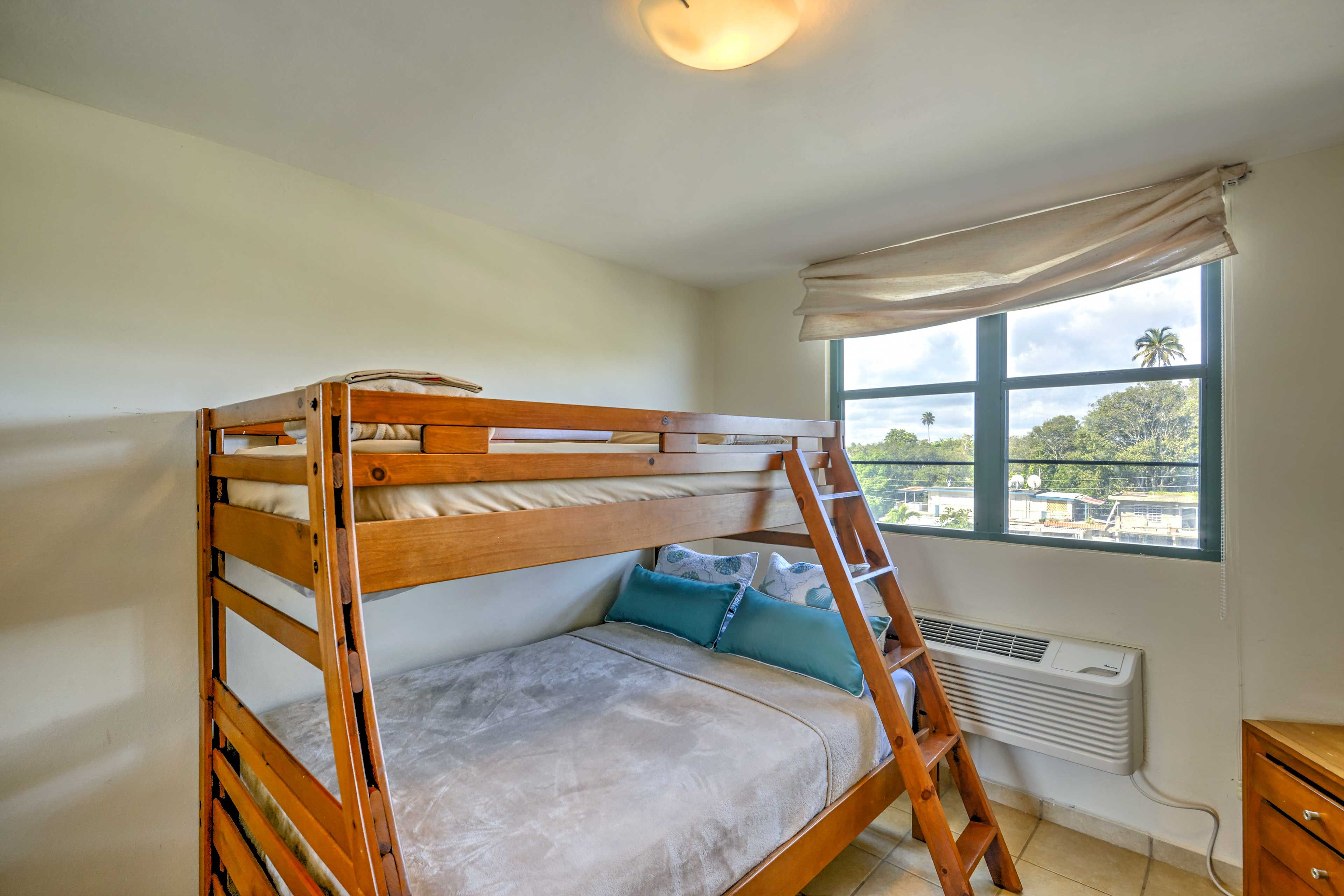 Bedroom 3 | Twin/Full Bunk Bed
