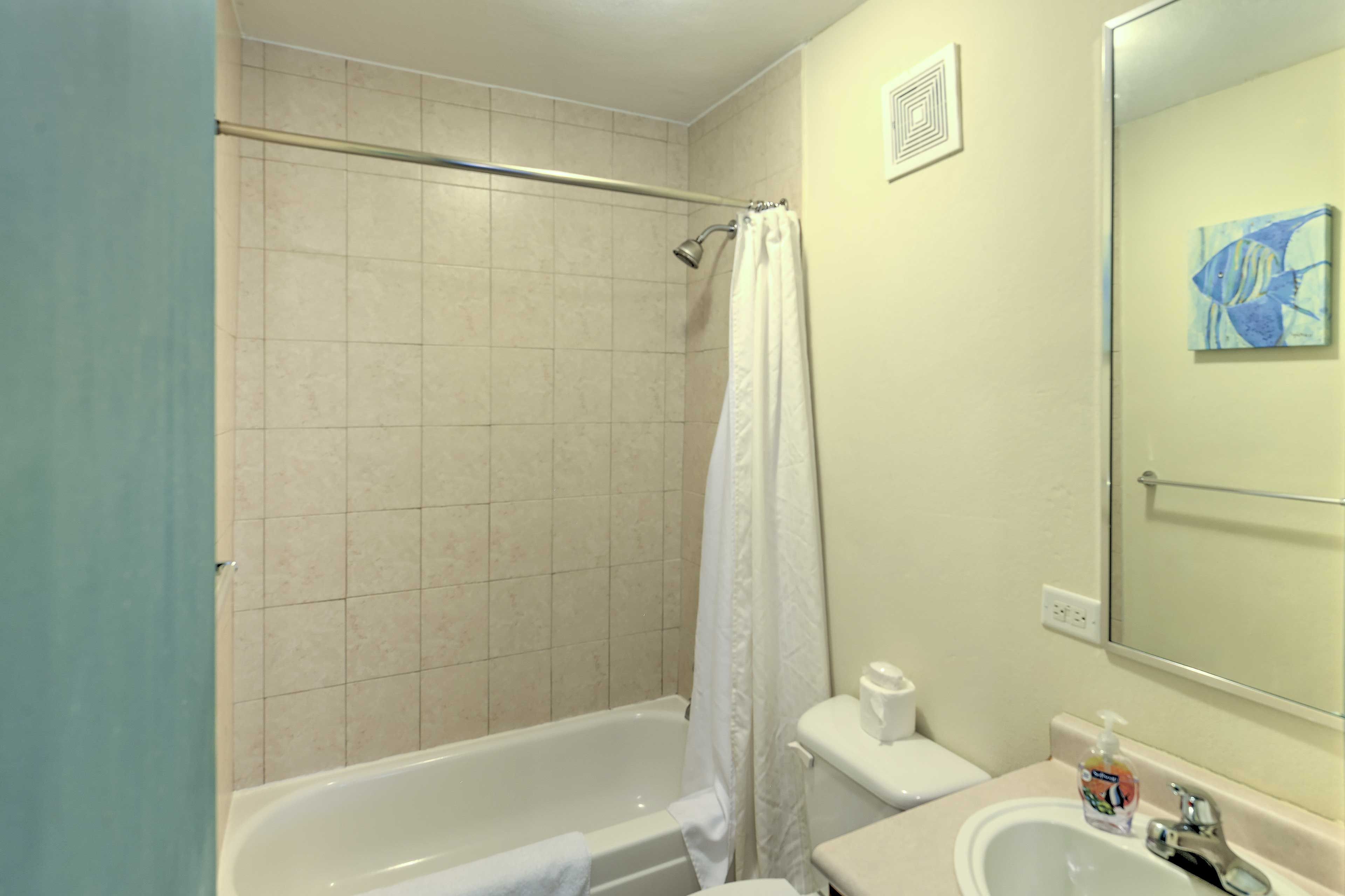 Full Bathroom | Towels Provided