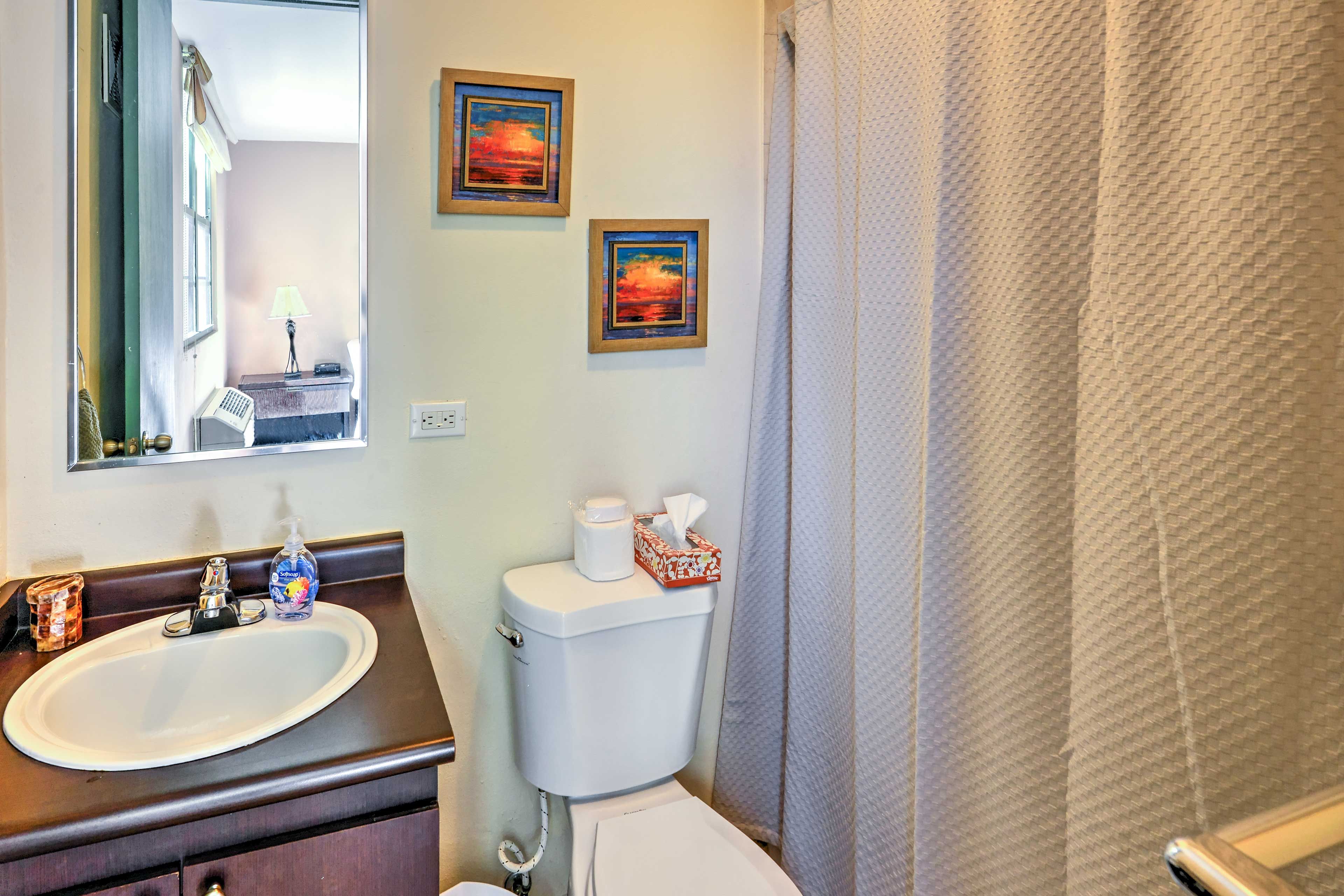 Full Bathroom | Towels Provided