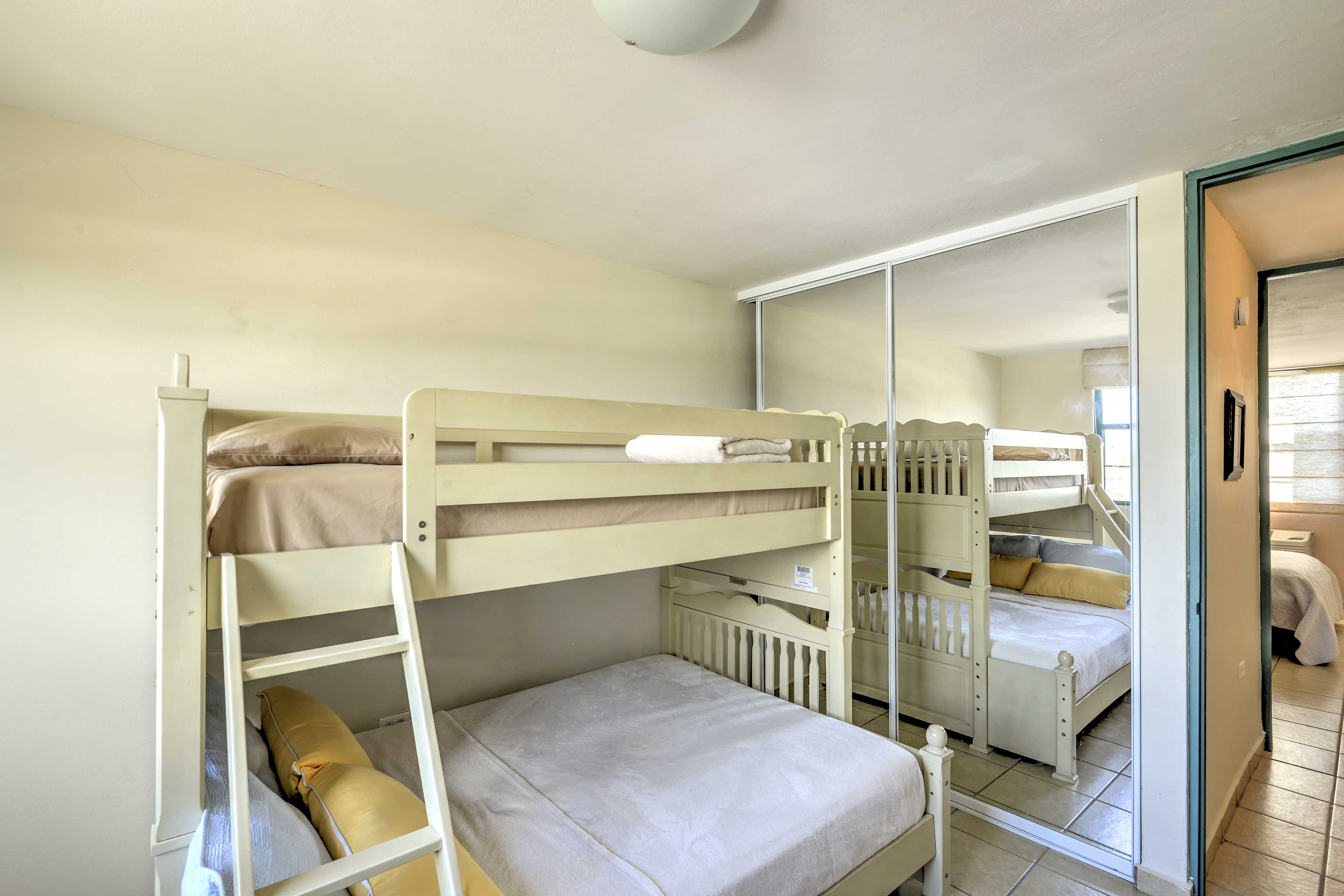 Bedroom 2 | Twin/Full Bunk Bed