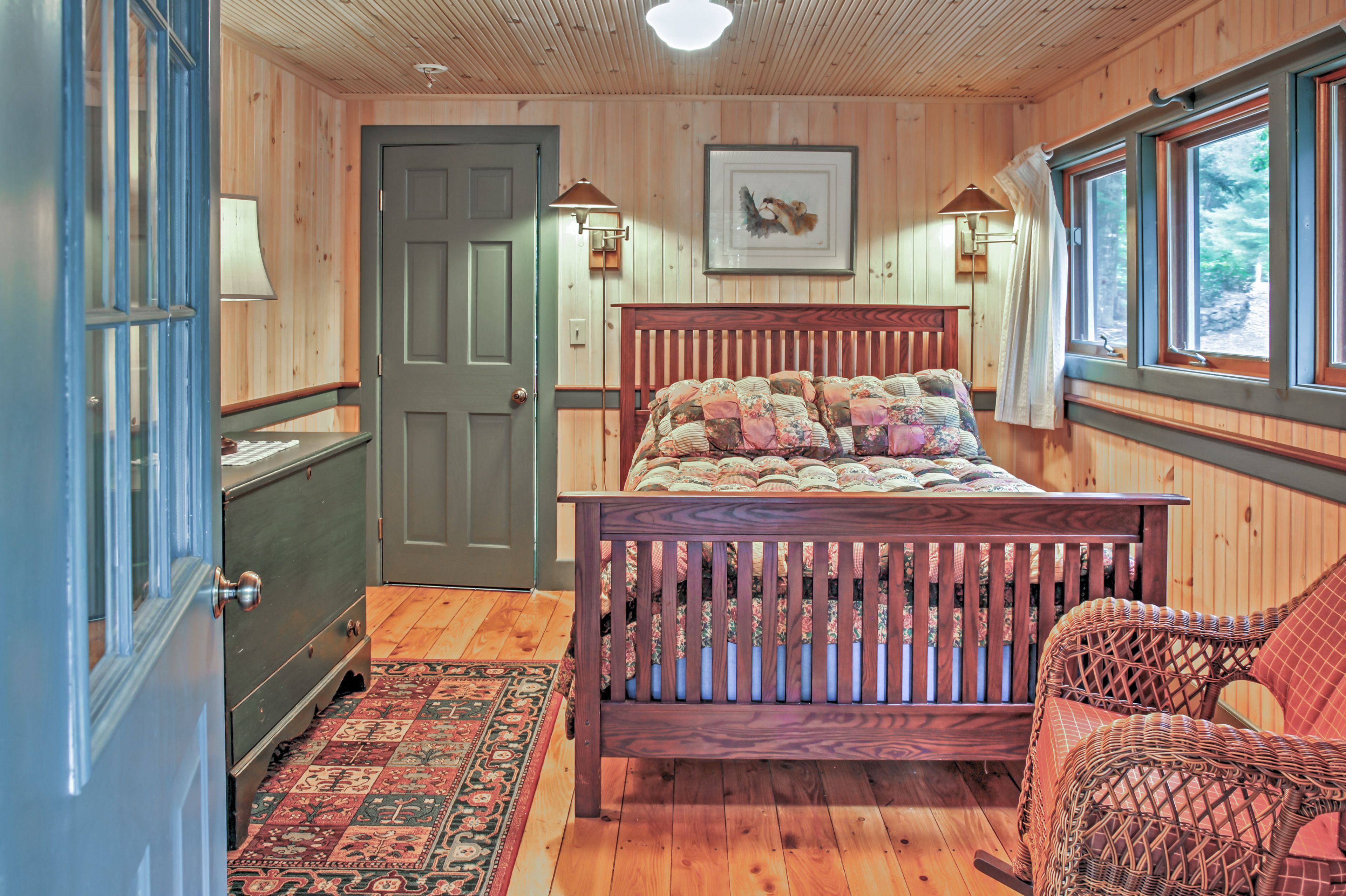 Cabin 2 | Main Floor | Queen Bed