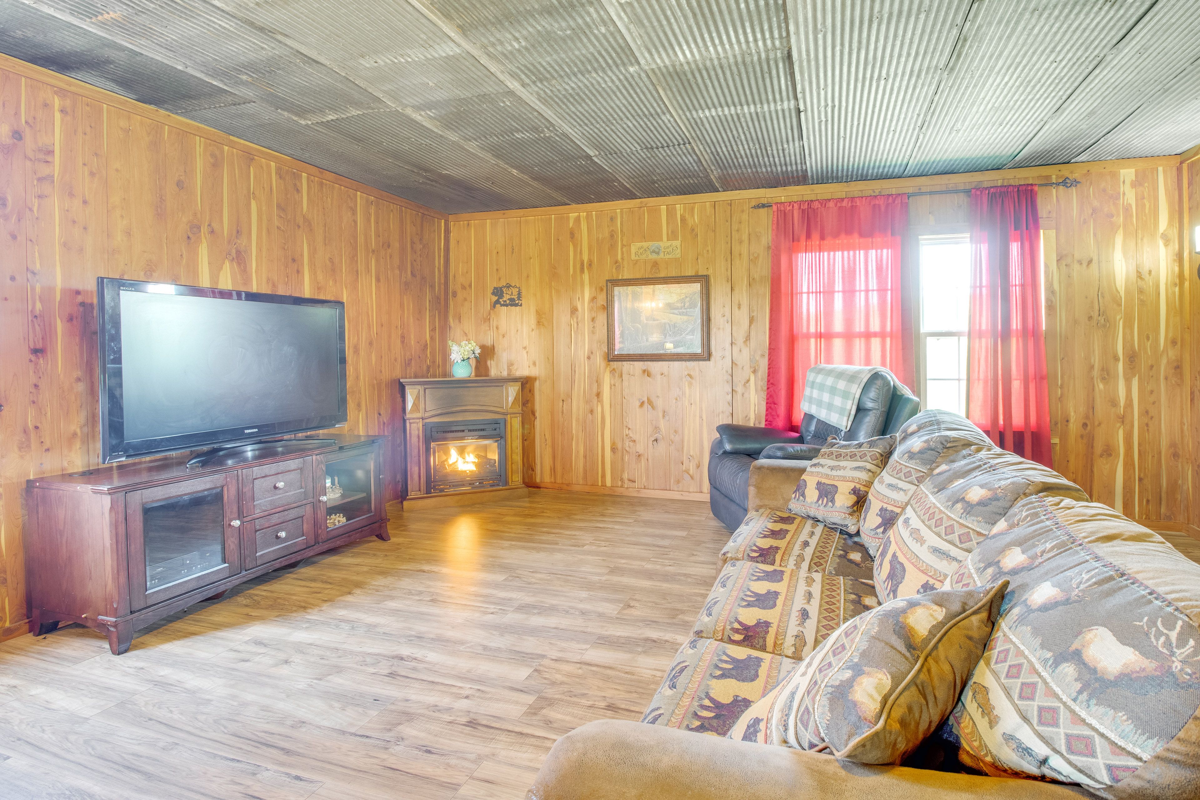 Living Room | Gas Fireplace | 32-Inch Flat-Screen TV | Sleeper Sofa