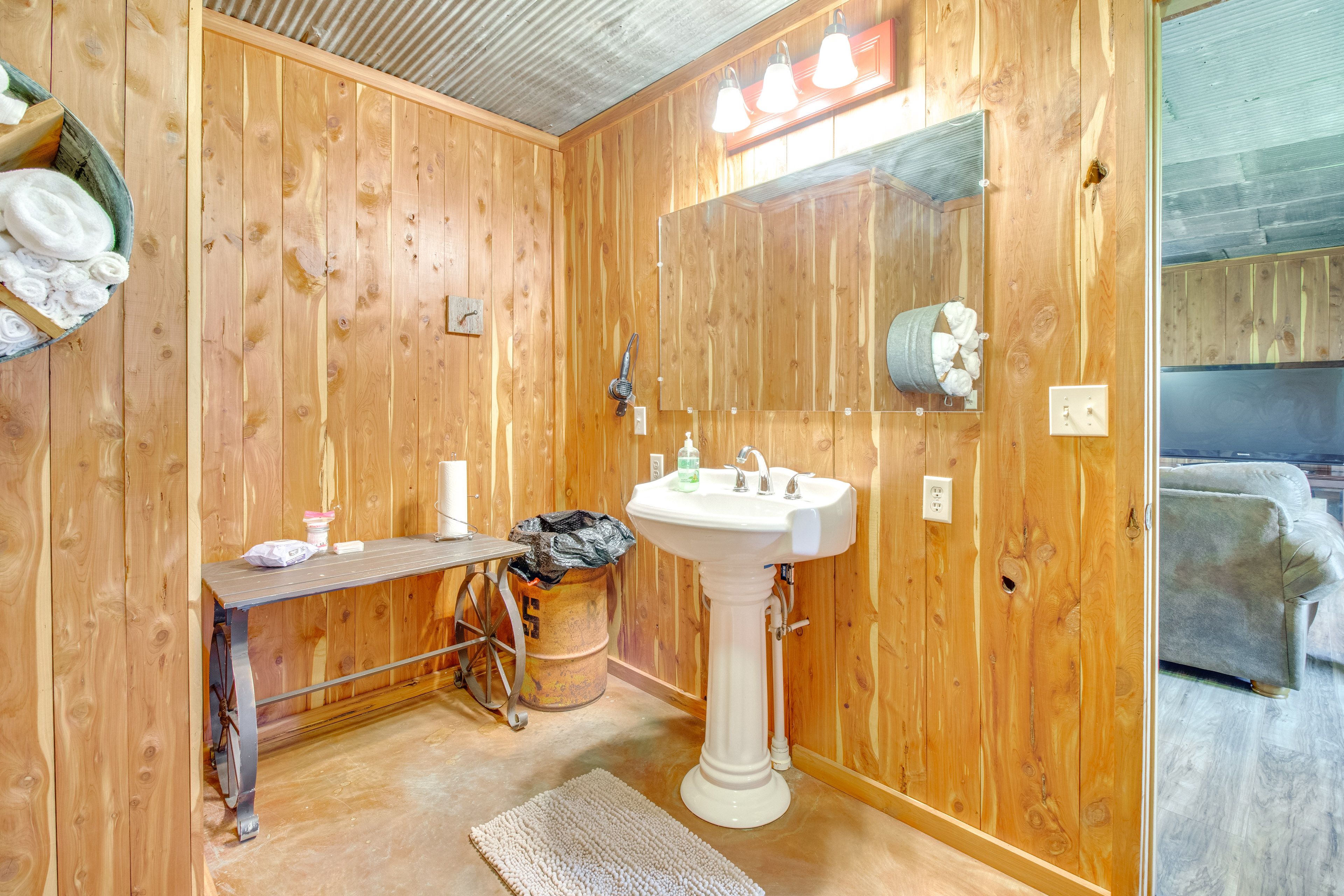 Full Bathroom | Towels Provided