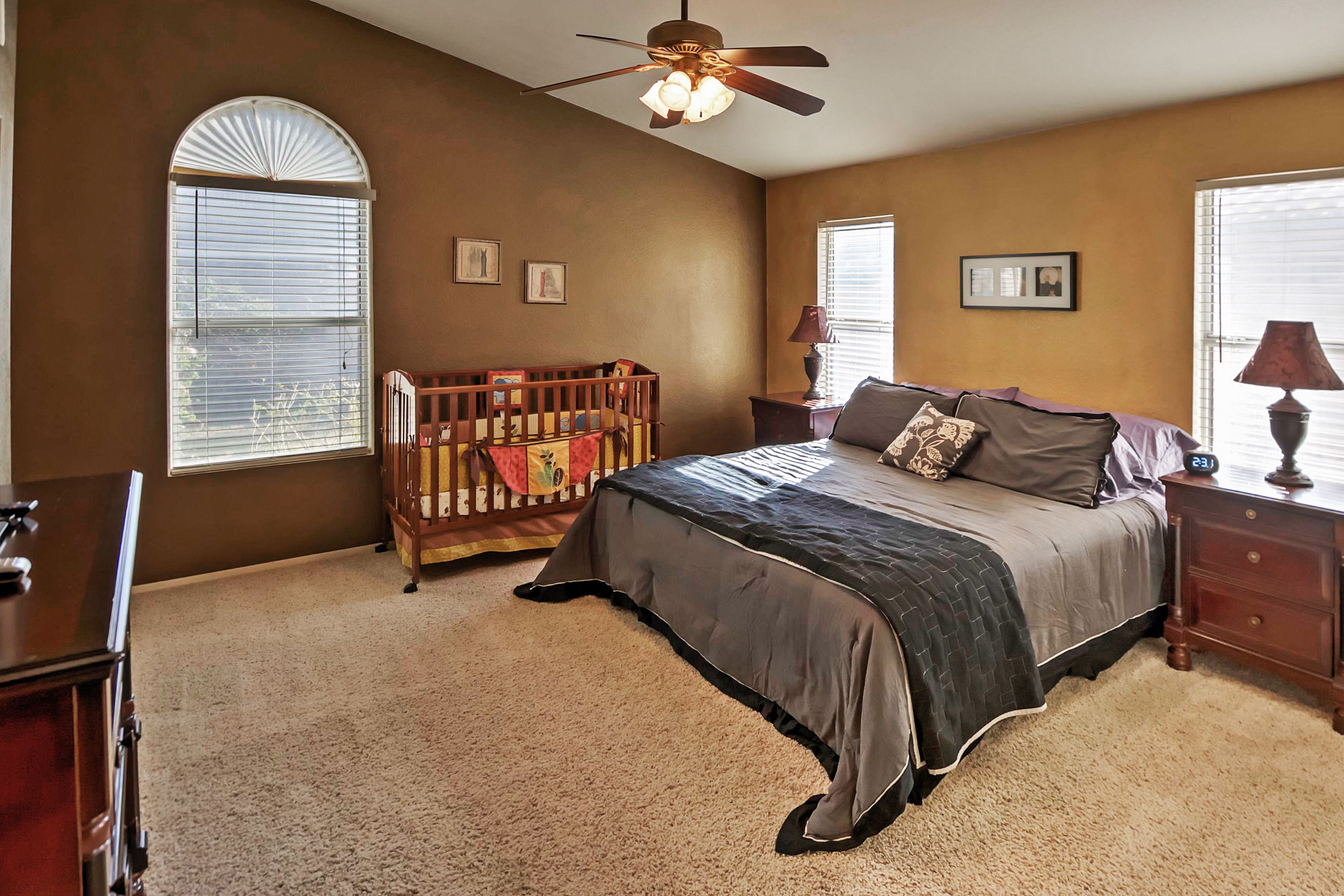 Bedroom 1 | King Bed | Crib | En-Suite Bathroom