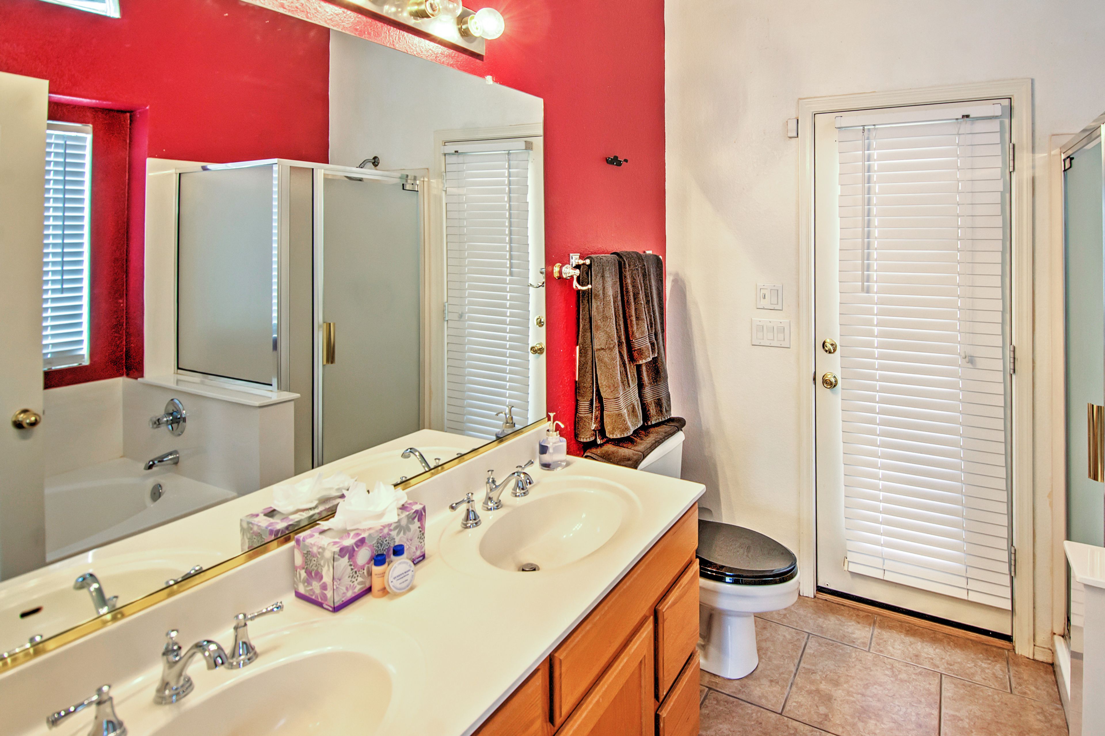 En-Suite Bathroom | Walk-In Shower | Bathtub