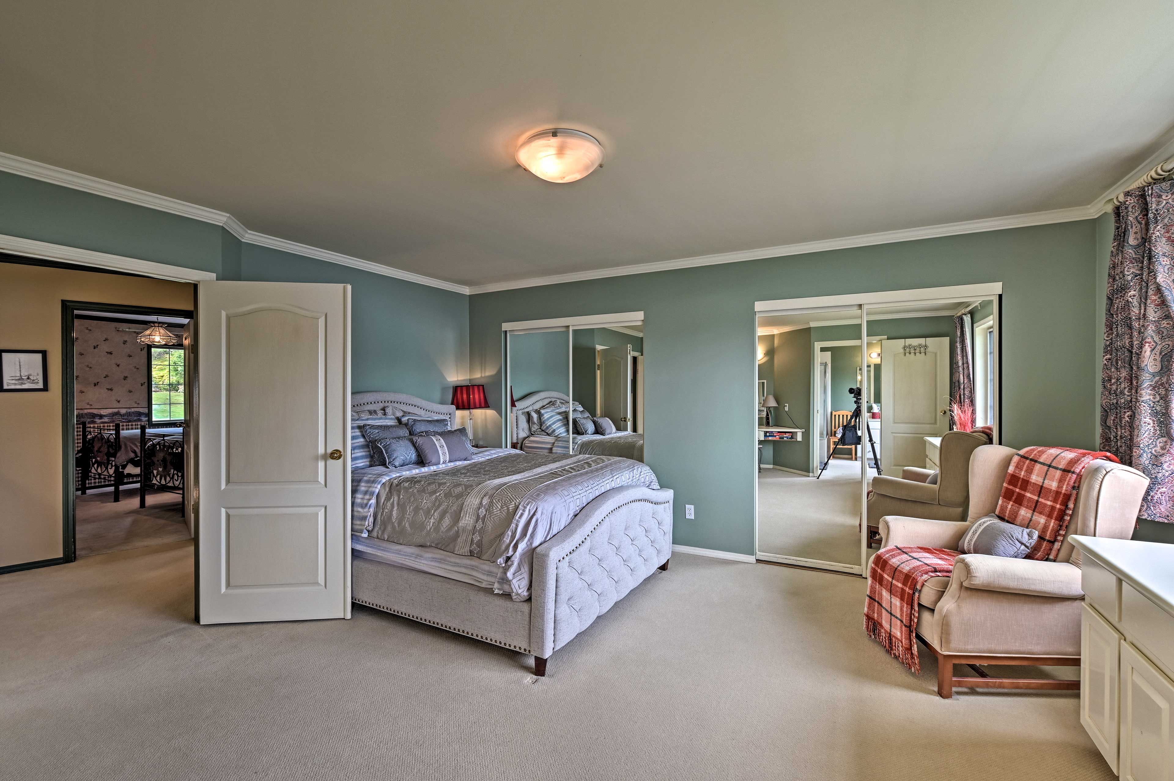 Bedroom 1 | Queen Bed