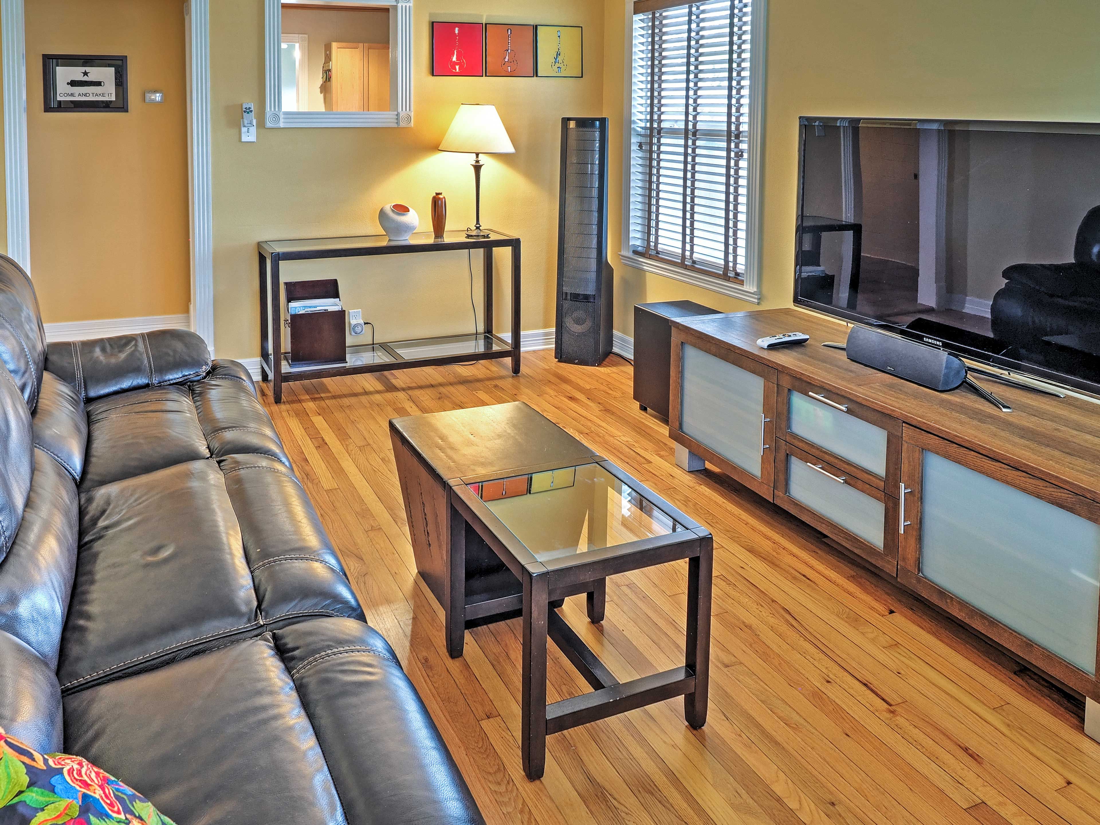 Living Room | Central Air Conditioning/Heat | Free WiFi