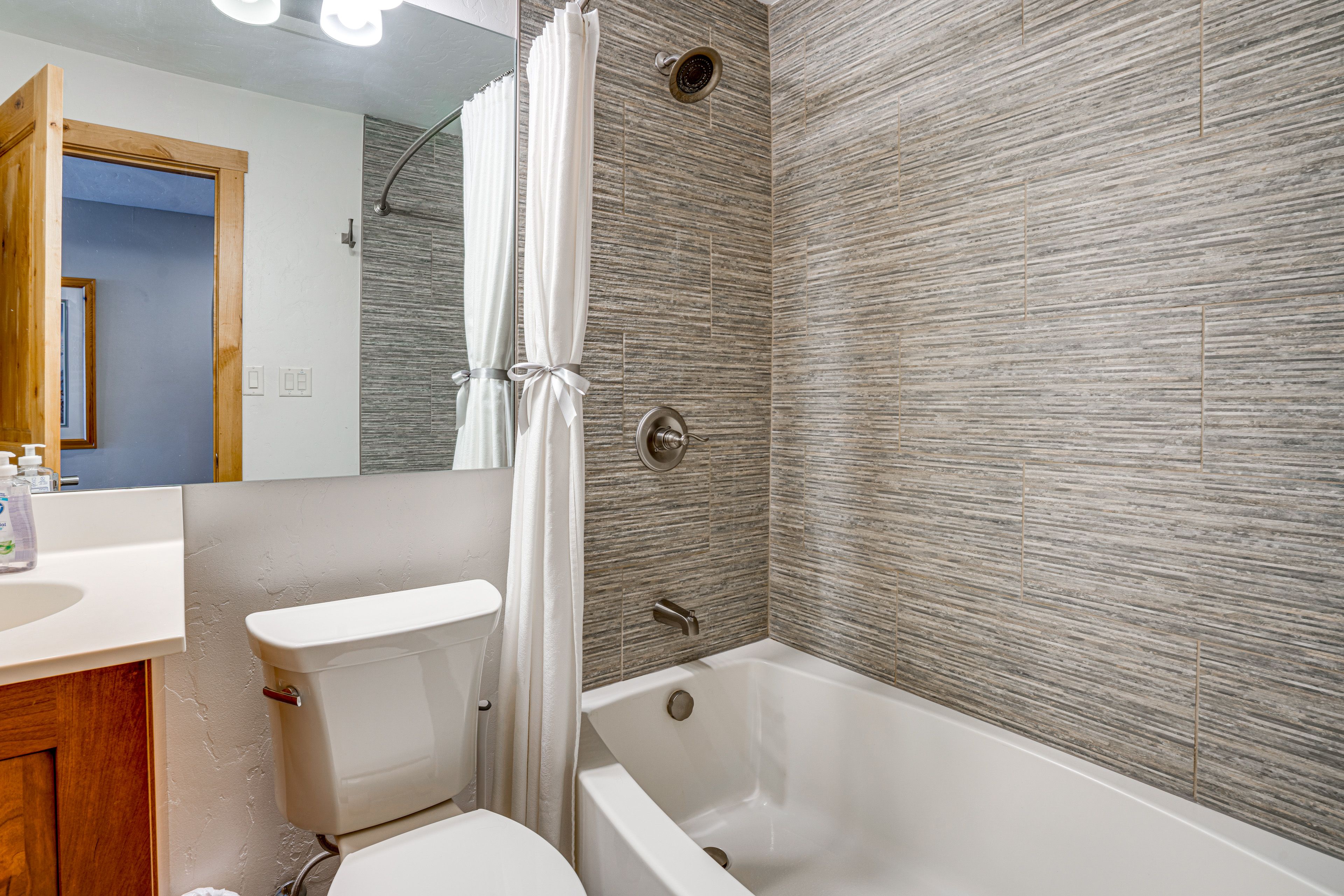 Full Bathroom | Towels Provided