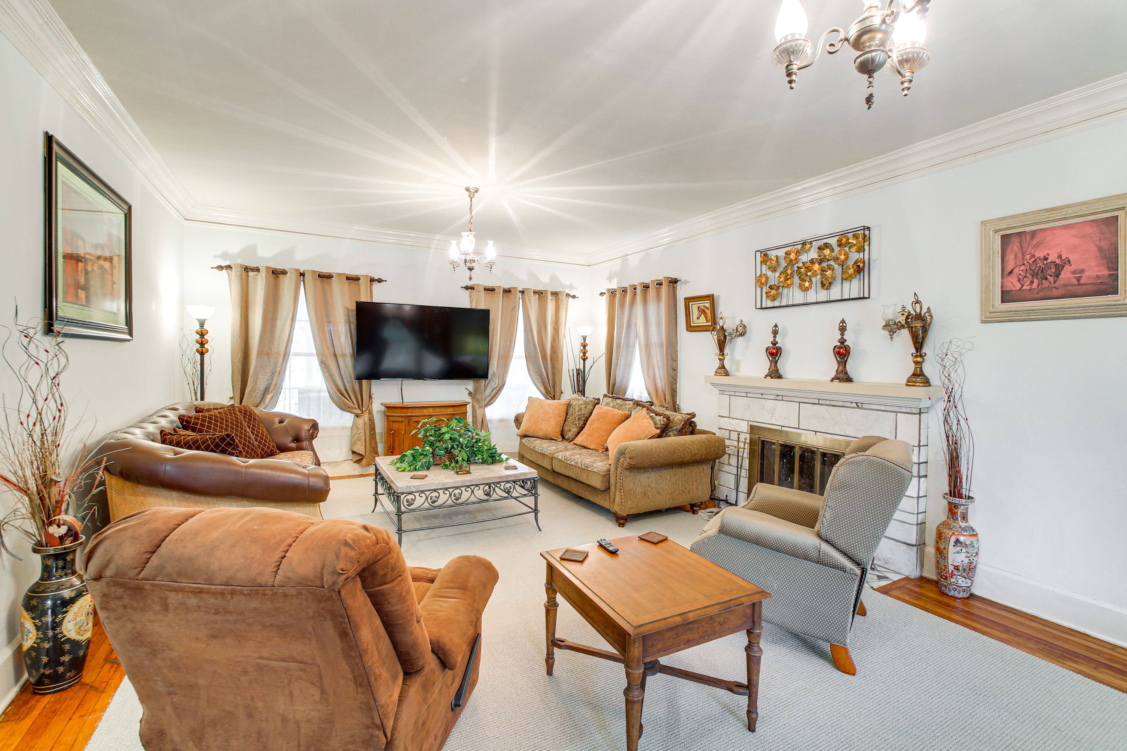 Living Room | Free WiFi | 1st Floor