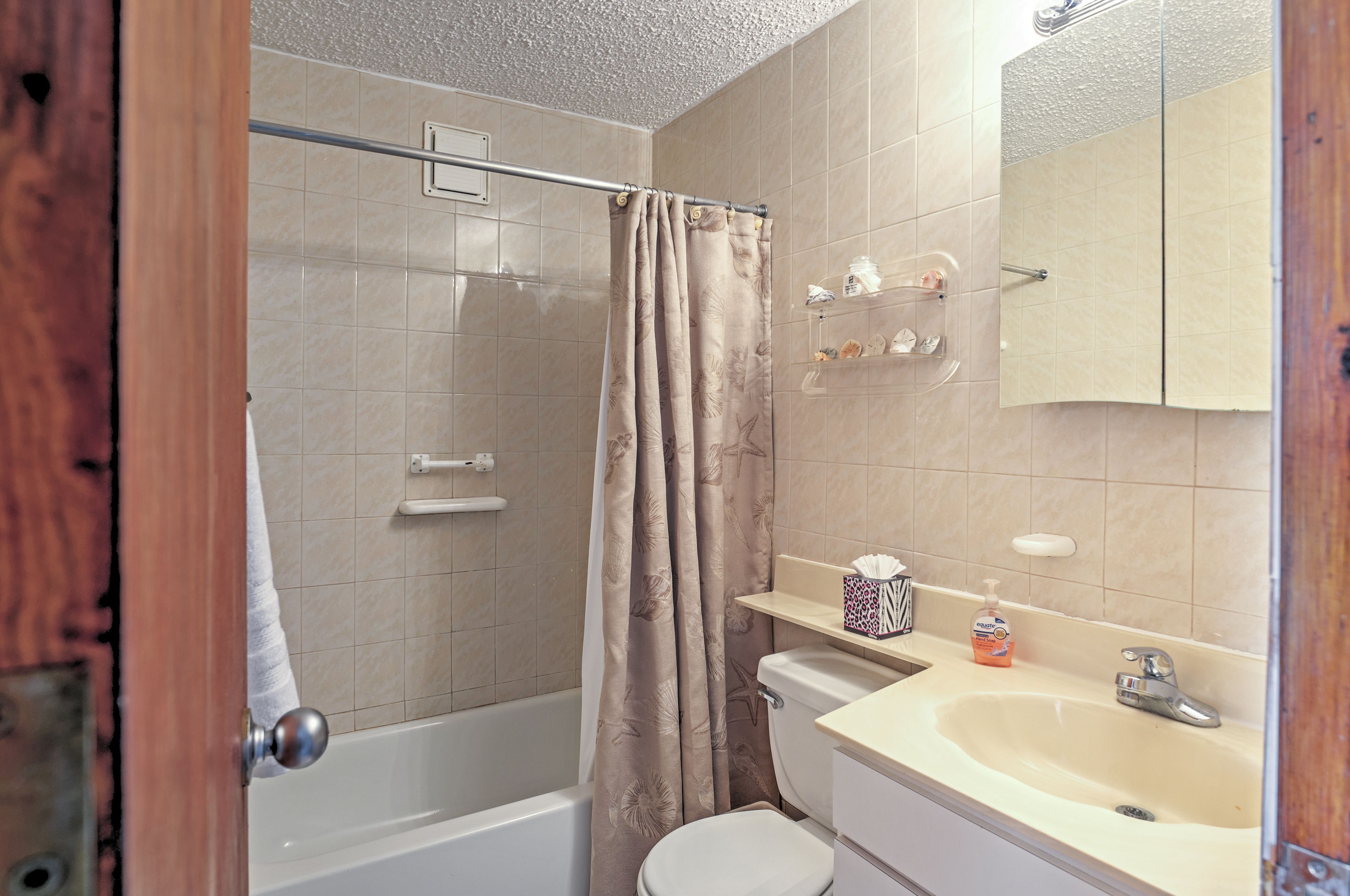 Full Bathroom | Towels & Toiletries Provided