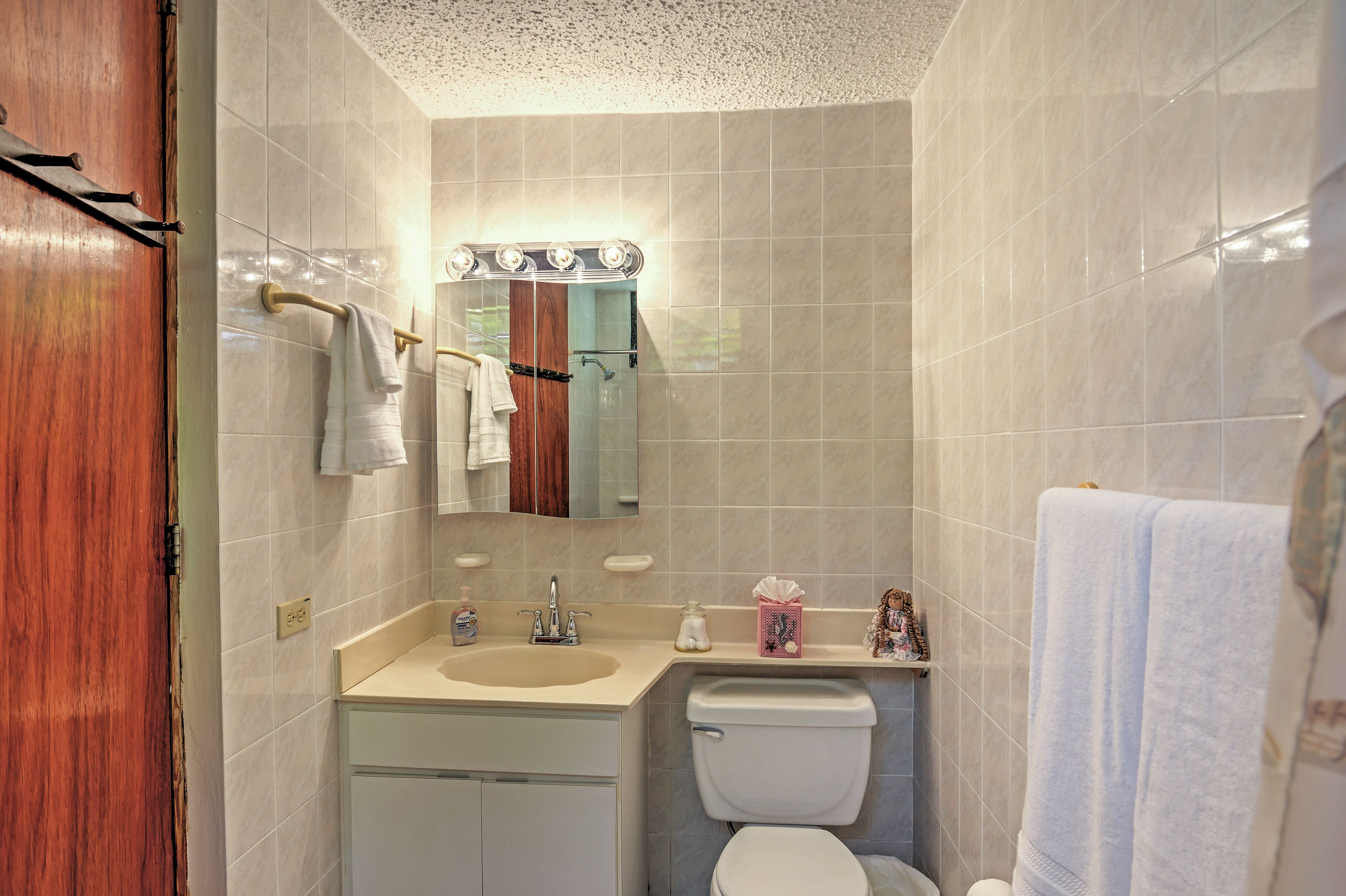 Full Bathroom | Towels & Toiletries Provided