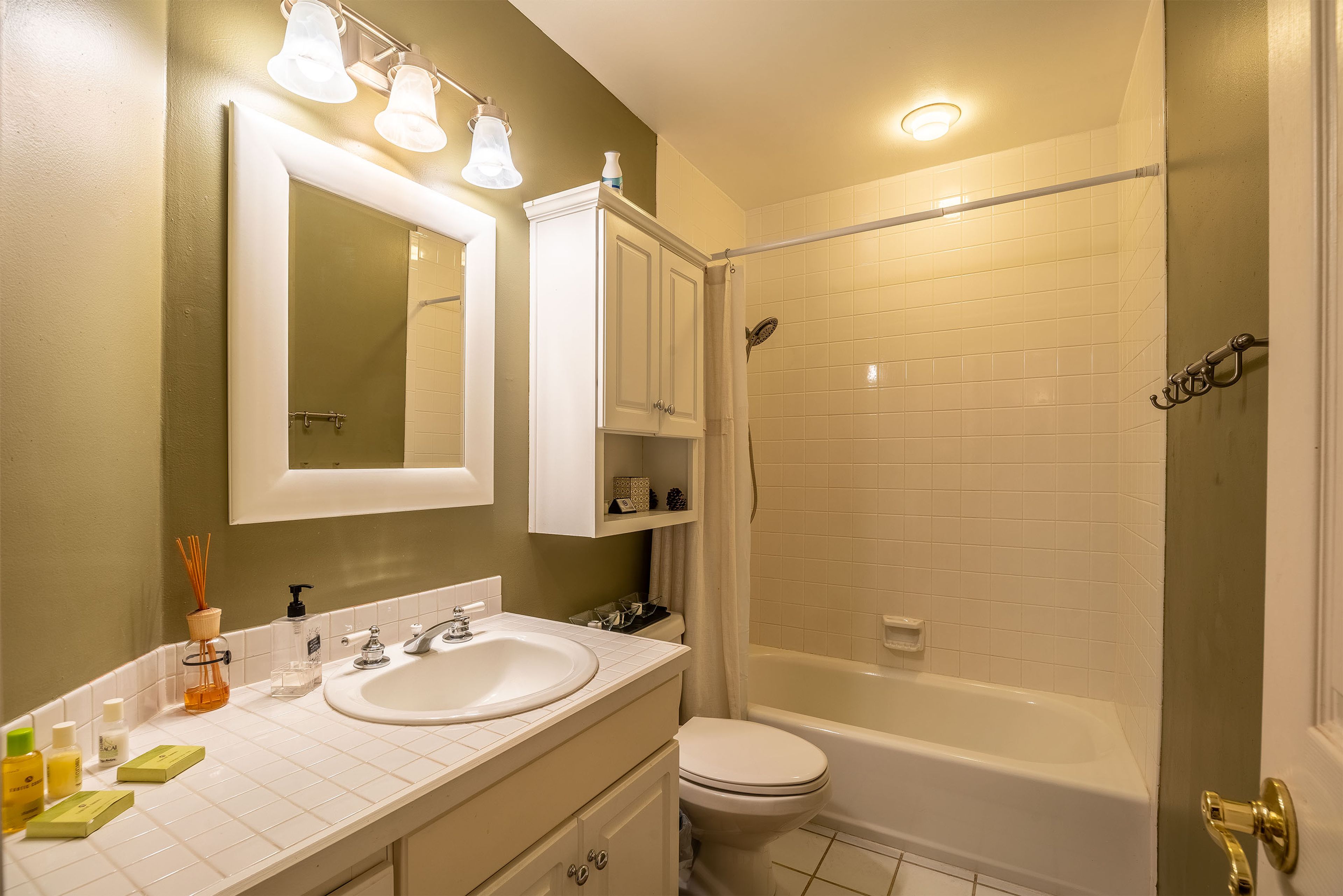 Full Bathroom | Shower/Tub Combo