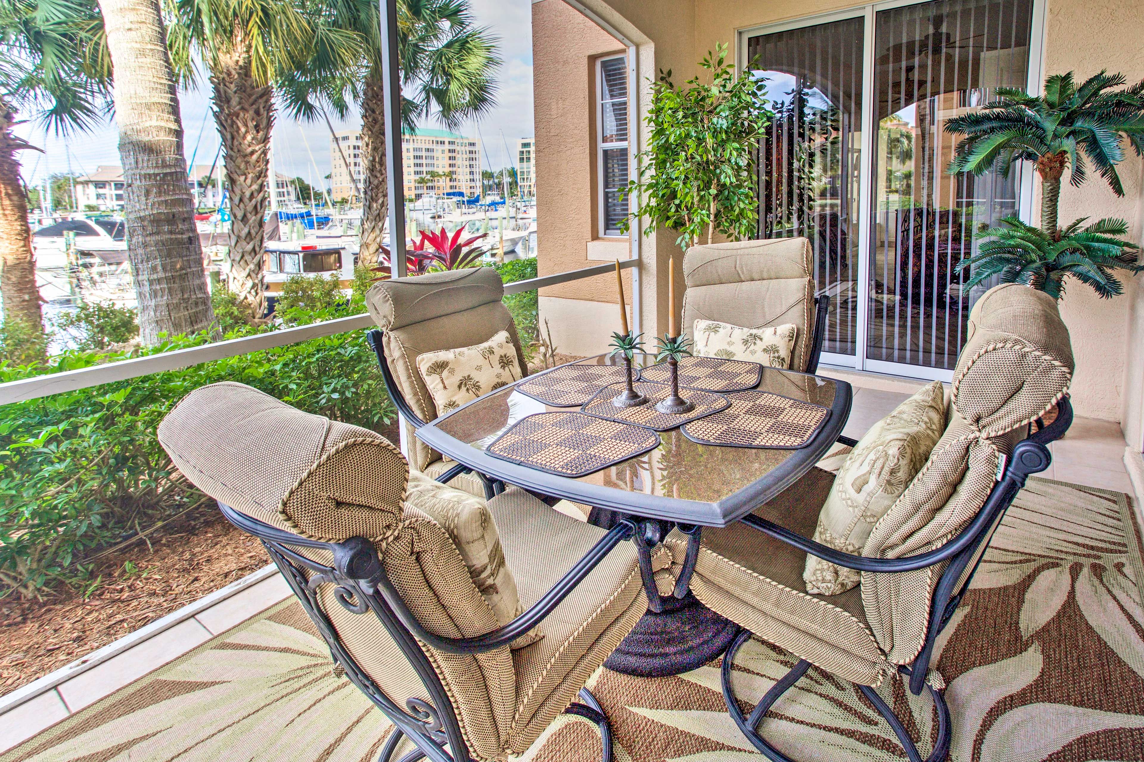Screened-In Lanai | Outdoor Dining