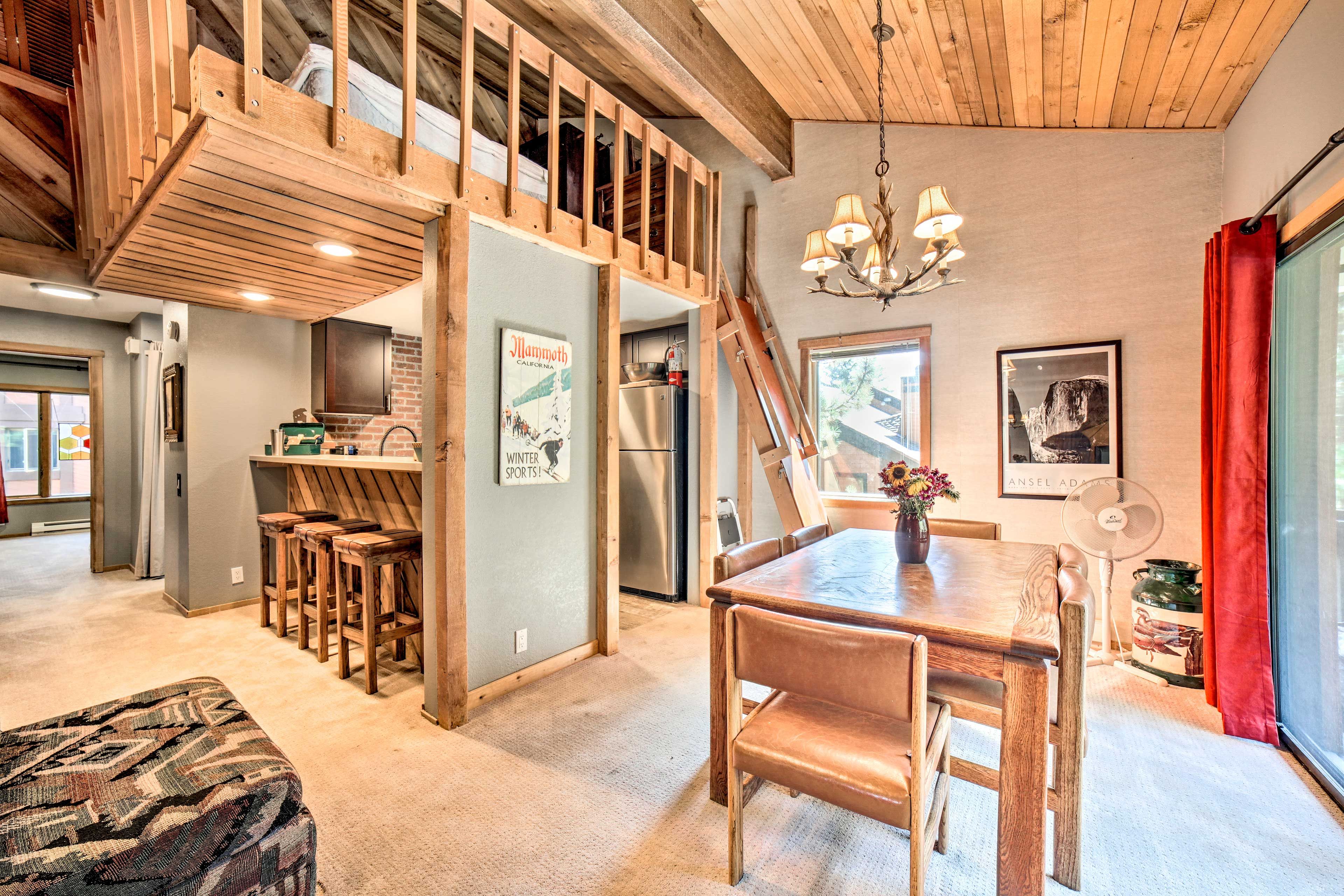Dining Area | Free WiFi