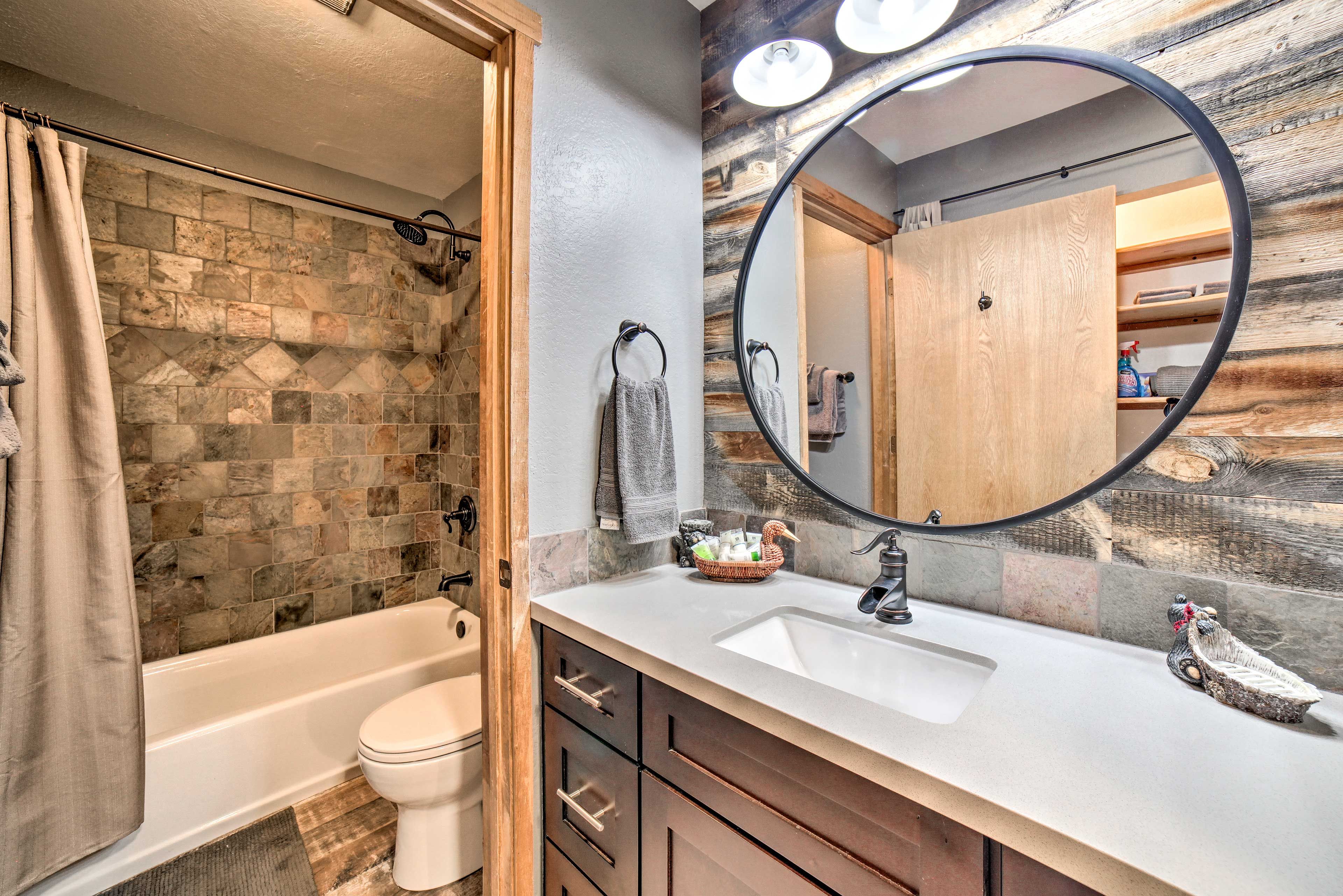 Full Bathroom | Towels Provided