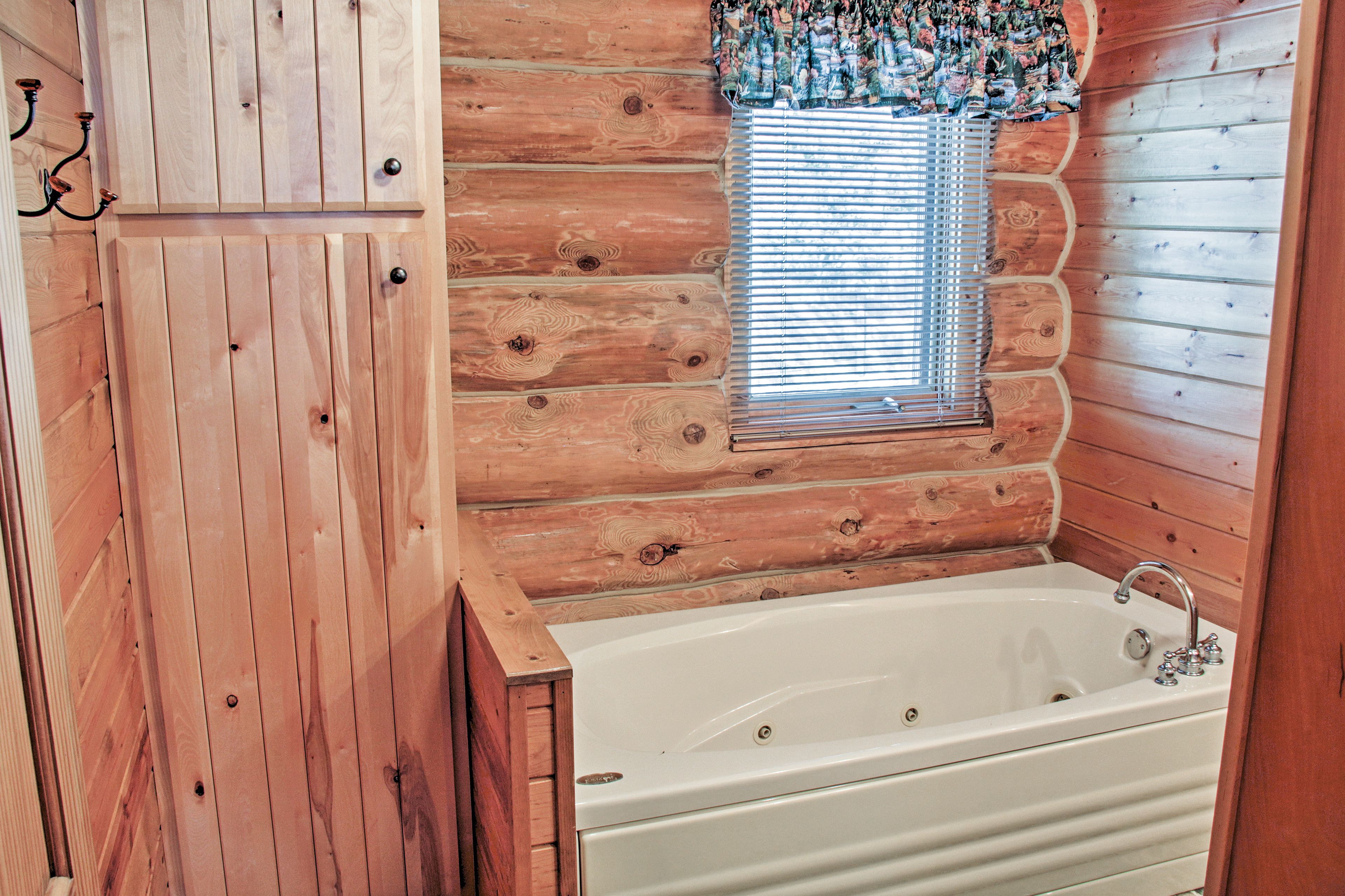Full Bathroom | Towels Provided