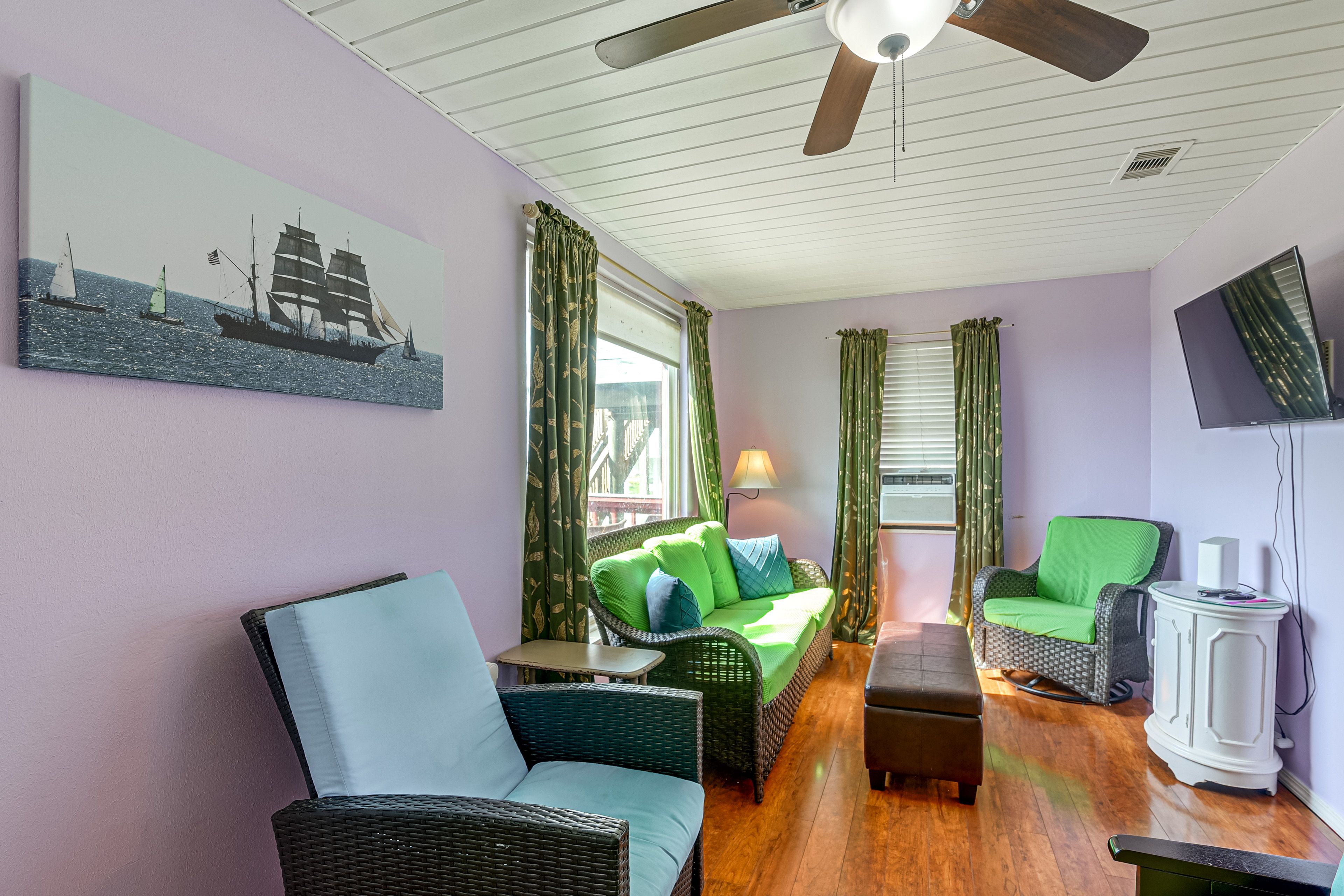 Living Room | Cable TV | Free WiFi