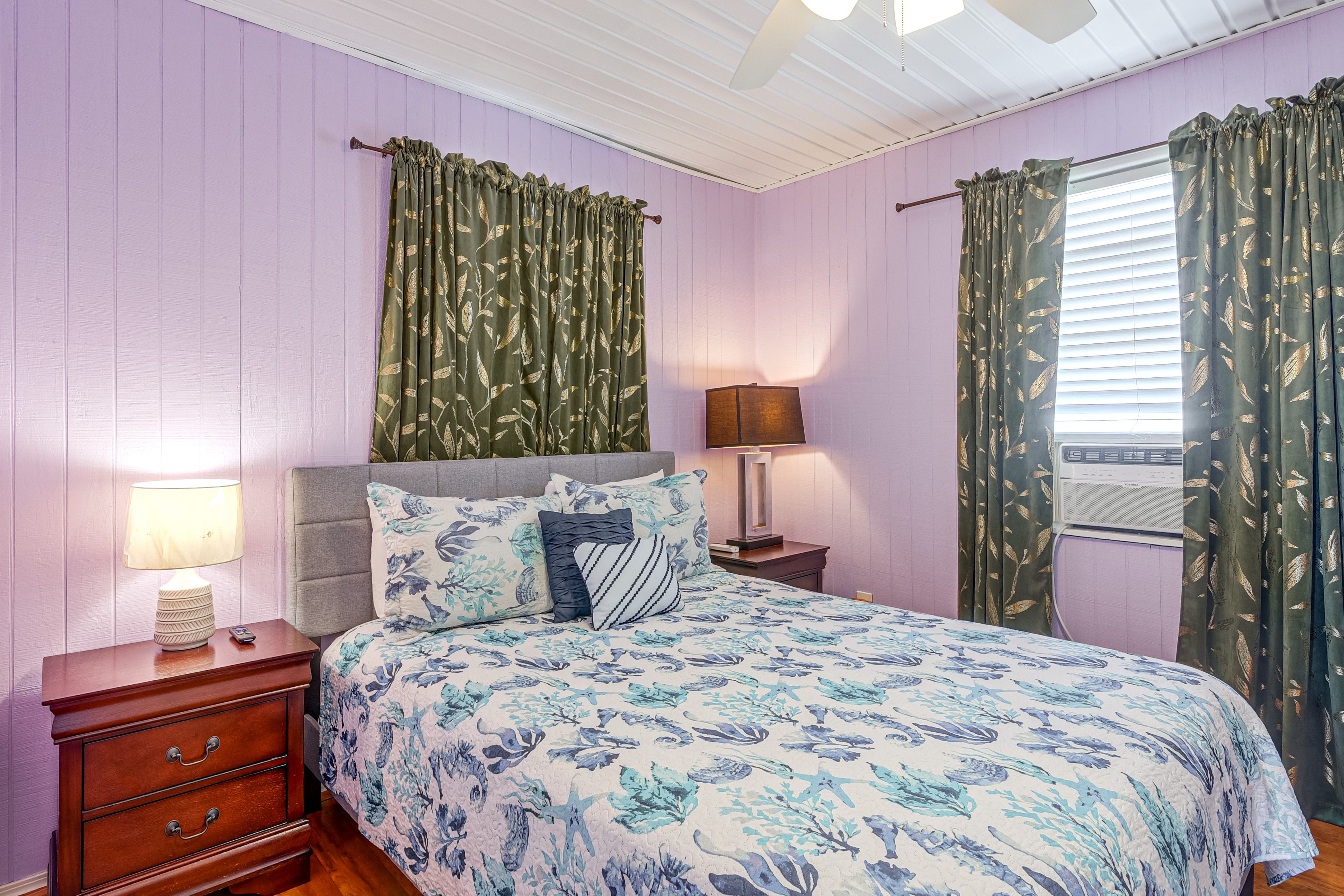 Bedroom 1 | Queen Bed