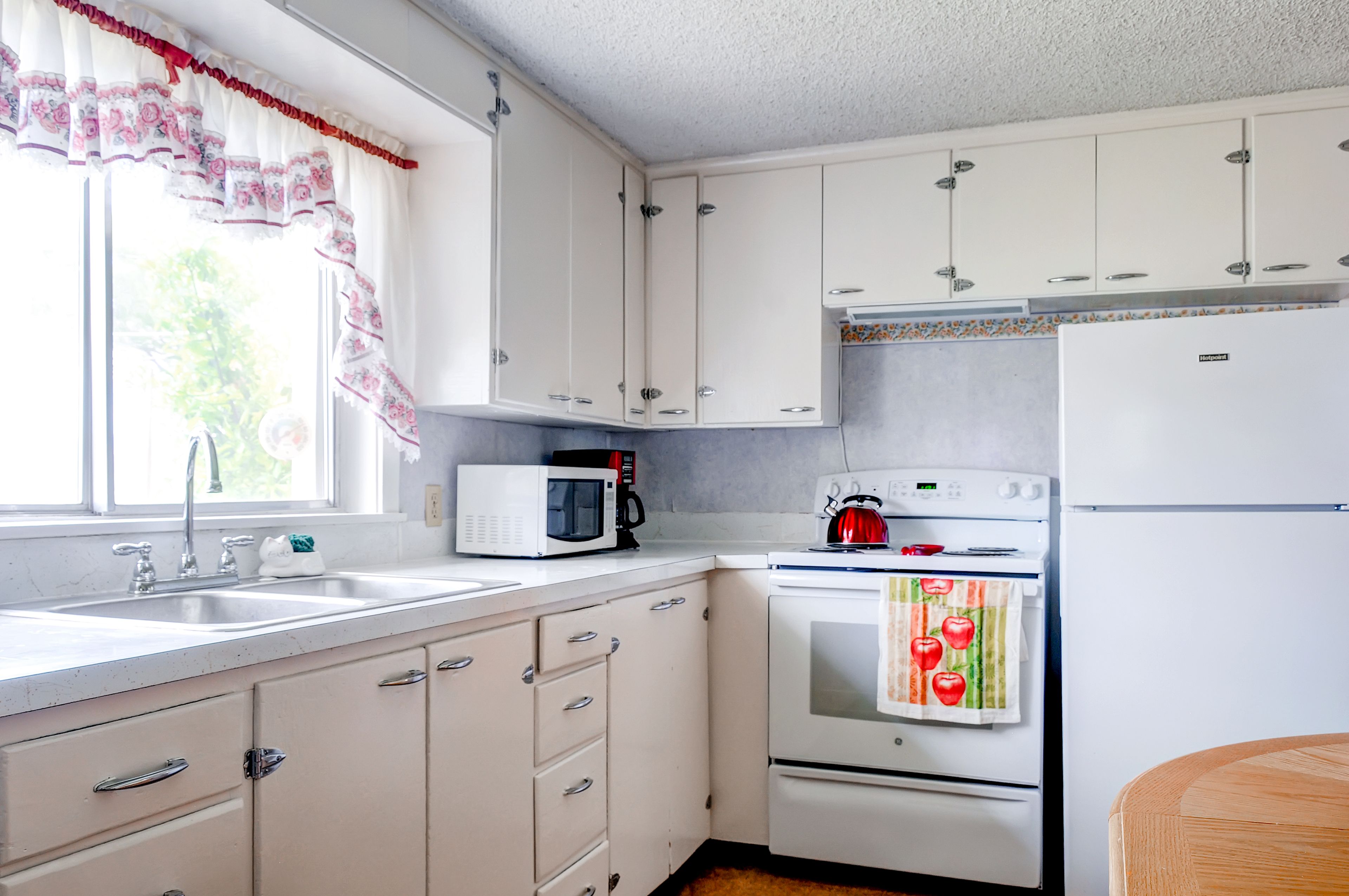 Kitchen | Fully Equipped | Dishware/Flatware | Pots/Pans