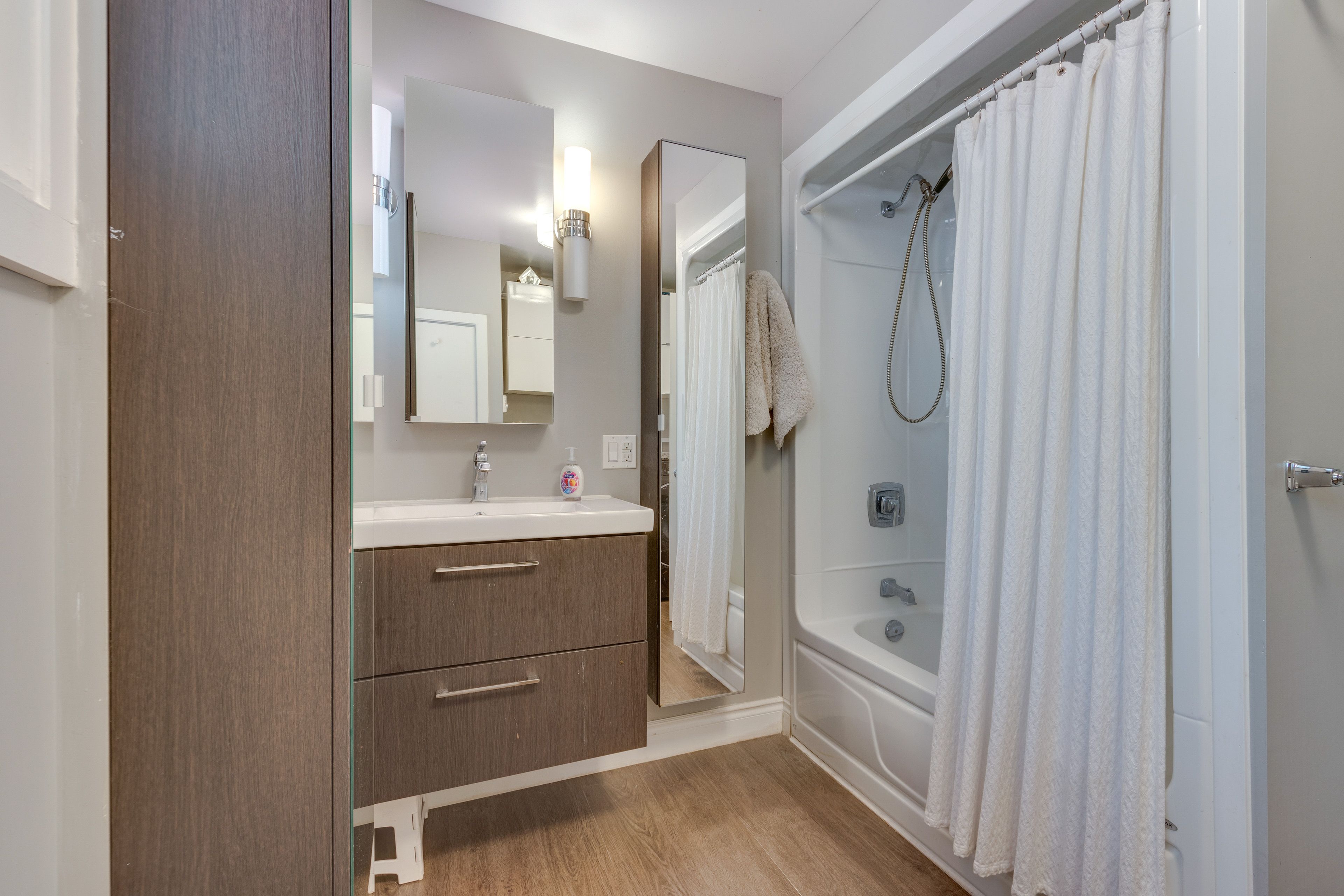 Full Bathroom | Towels Provided | Washer & Dryer