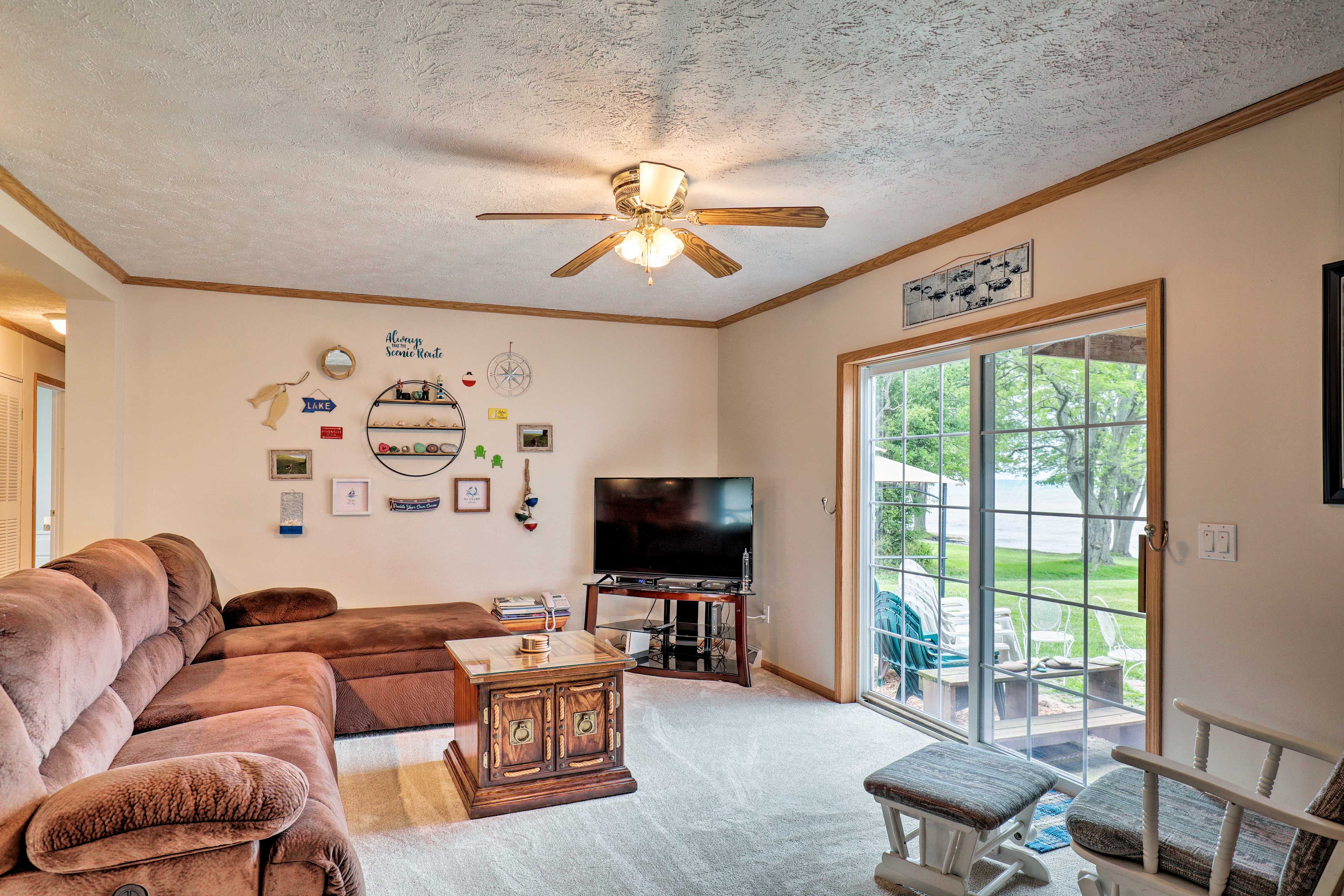 Living Room | Cable TV | Sleeper Sofa