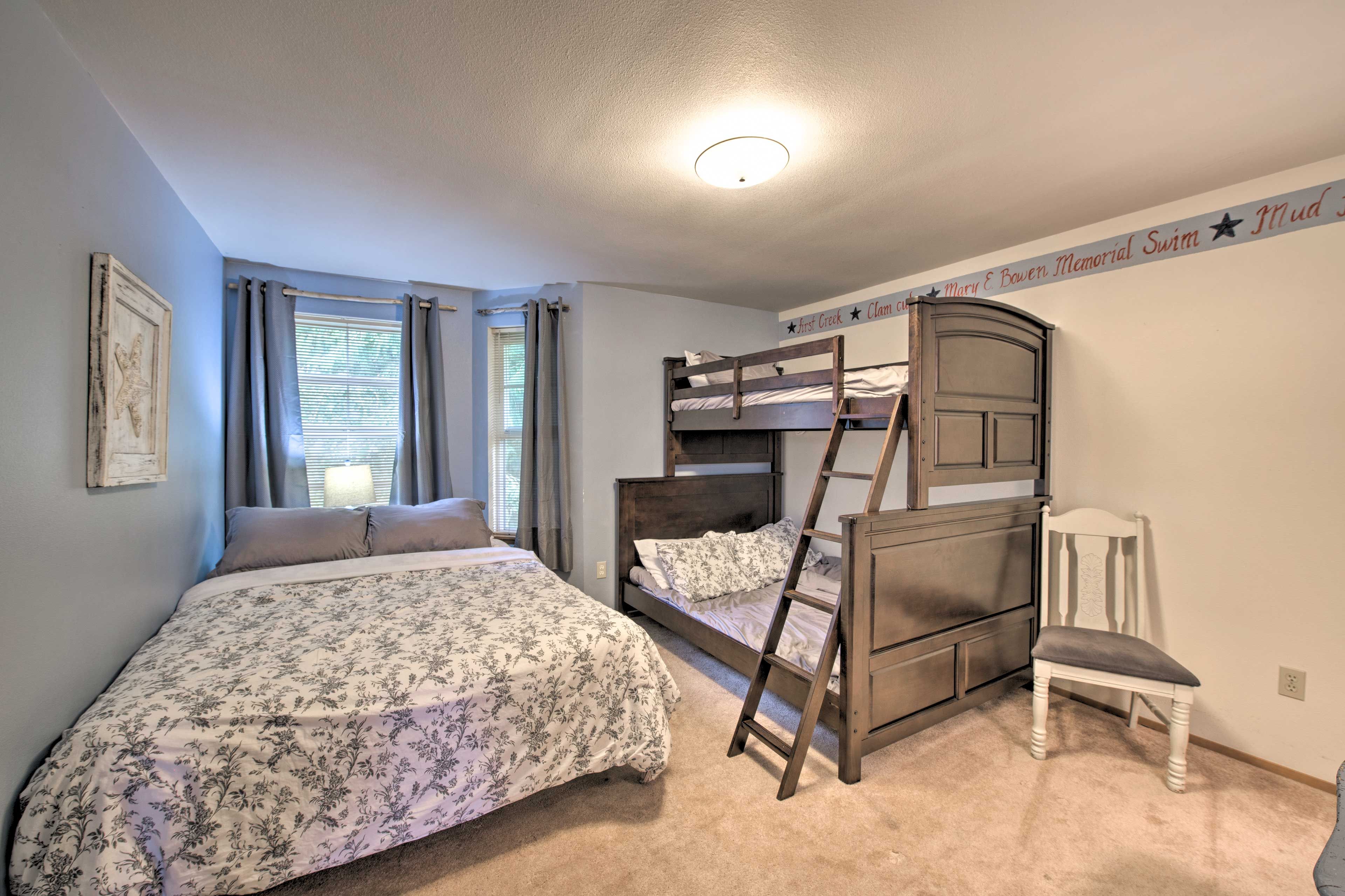 Bedroom 3 | Queen Bed | Twin/Full Futon Bunk Bed