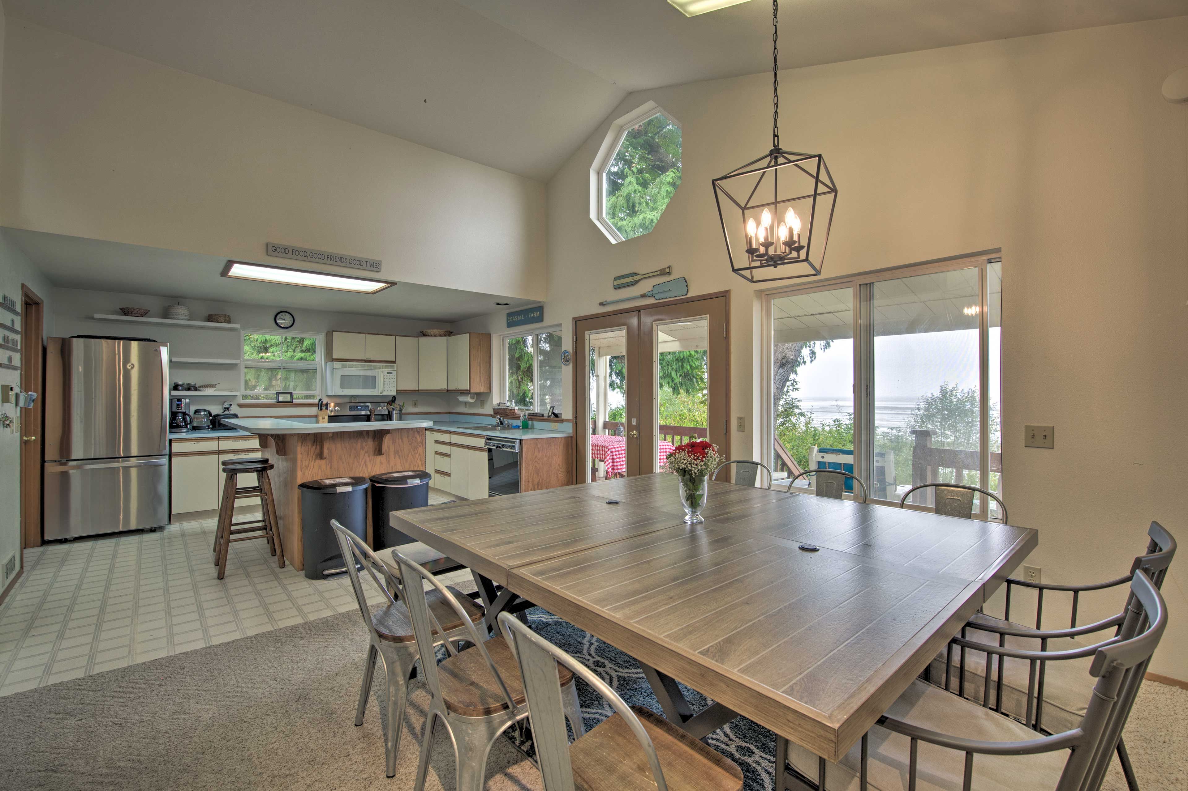 Living Room | 10-Person Dining Table