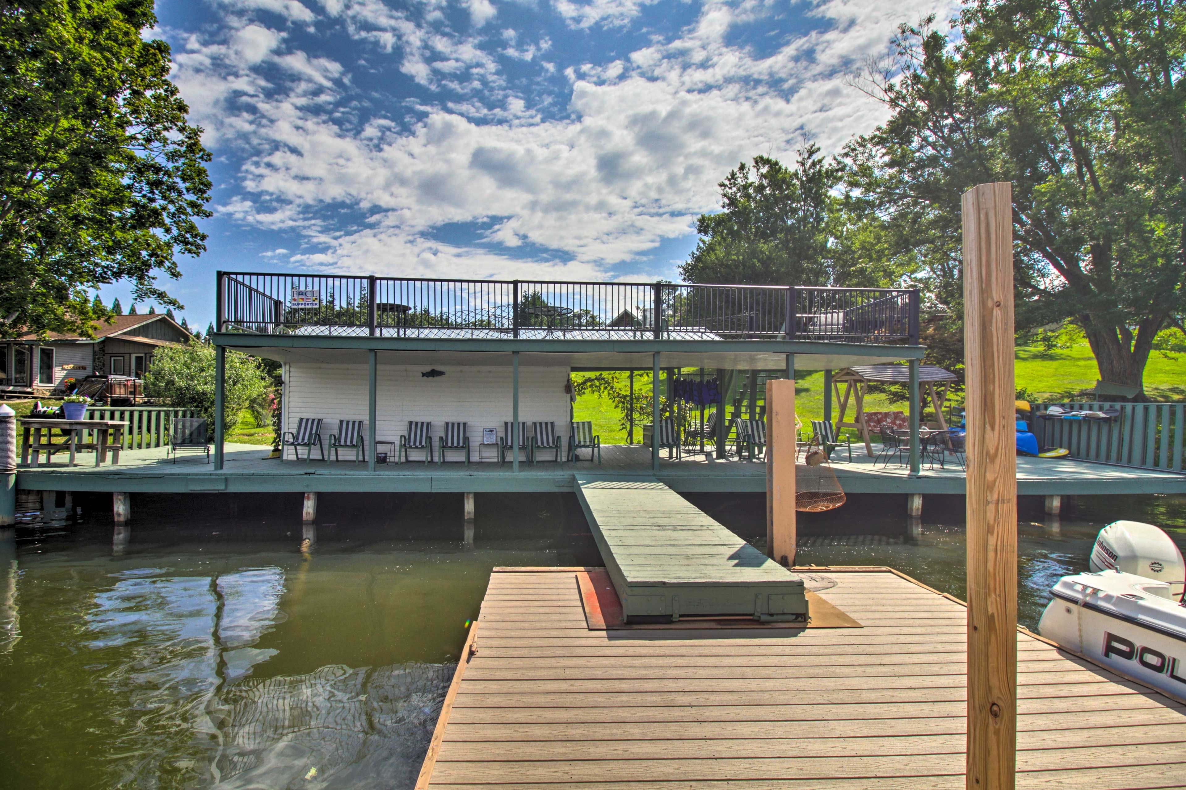 Dock Seating & Upper Sun Deck