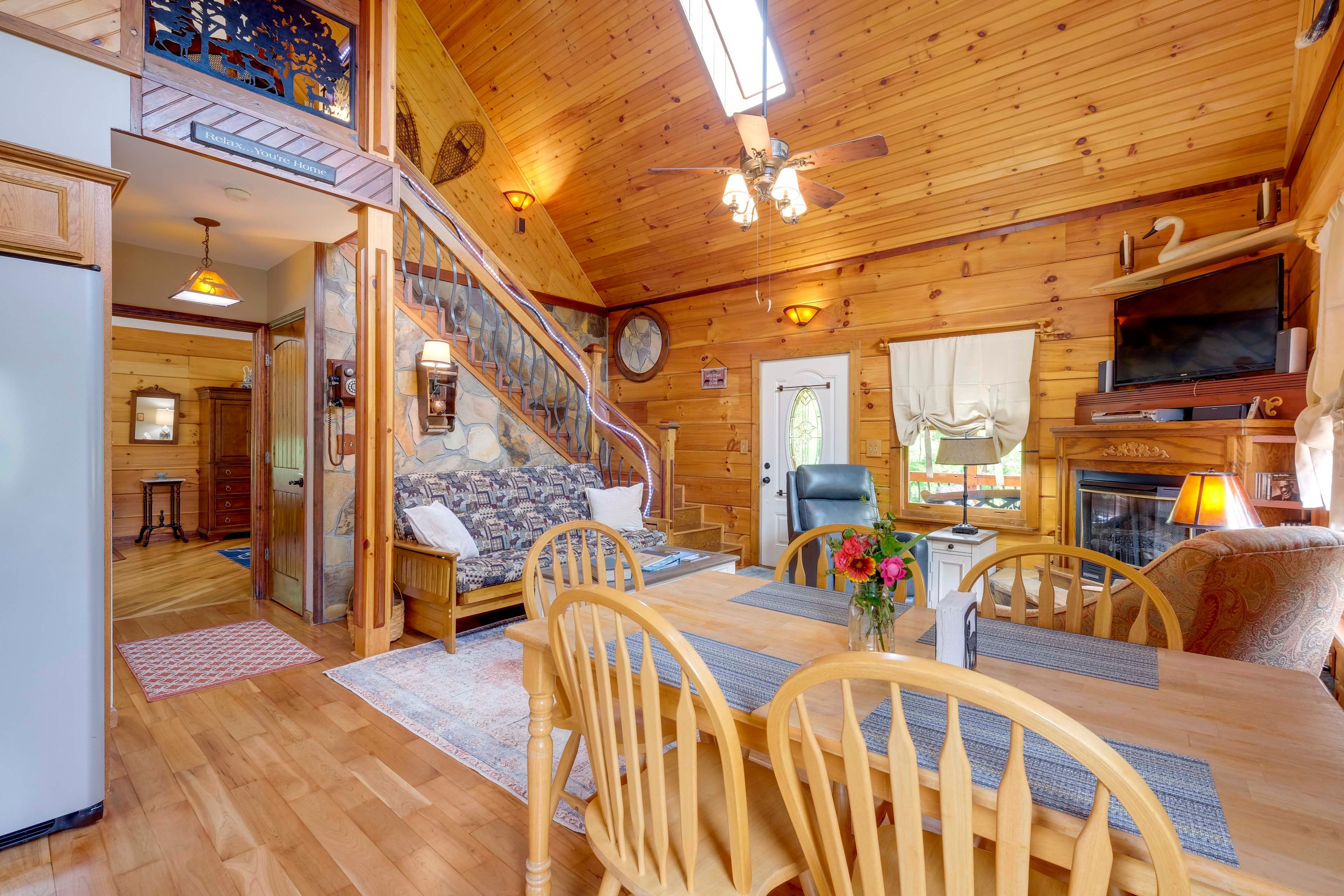 Dining Room | 1st Floor | Dishware/Flatware Provided