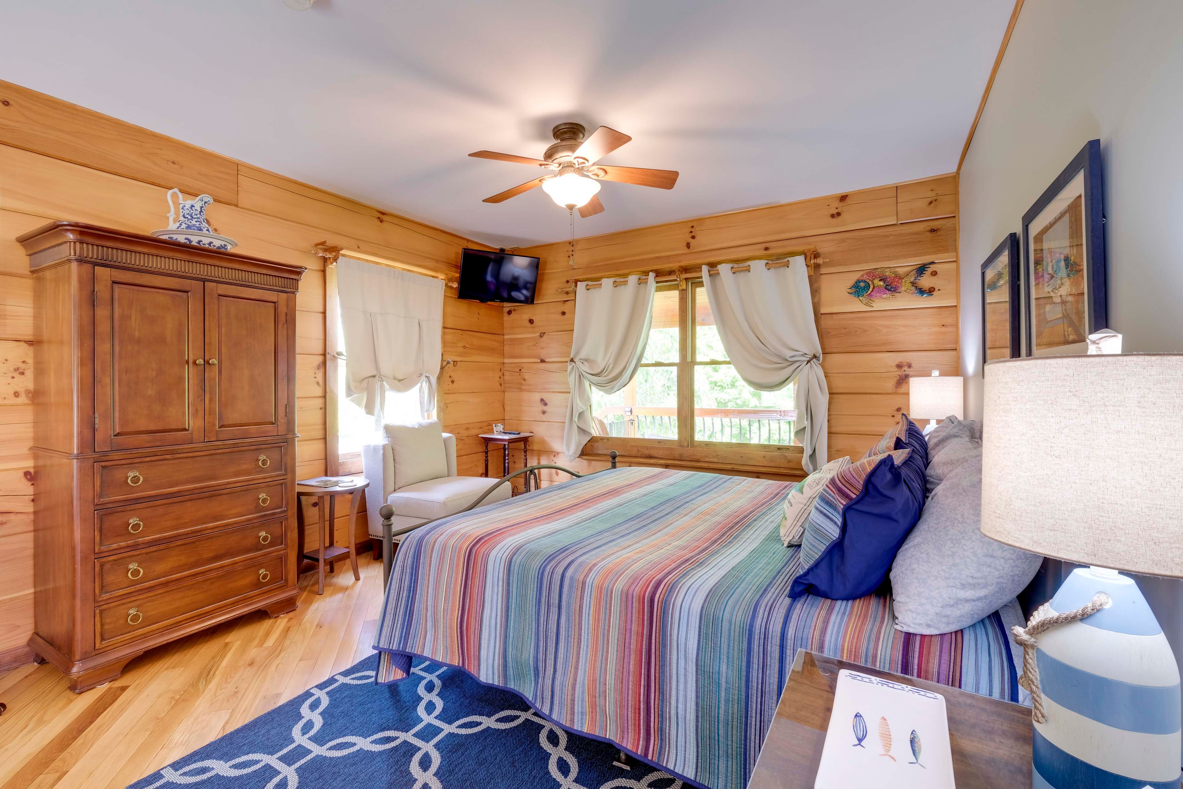 Bedroom 1 | 1st Floor | King Bed | Linens Provided | Jetted Soaking Tub