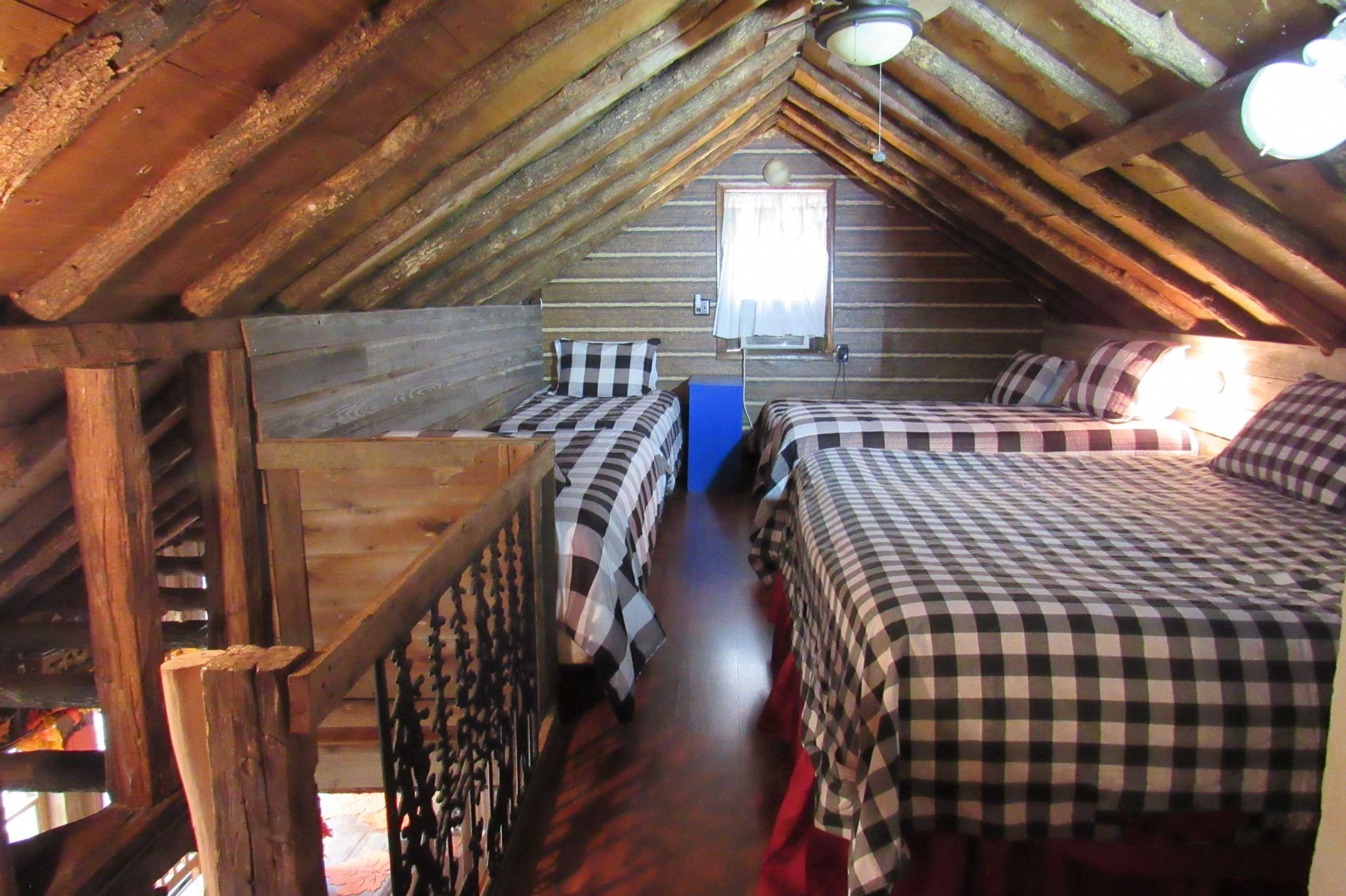 Loft | 2nd Floor | King Bed, 4 Twin Beds